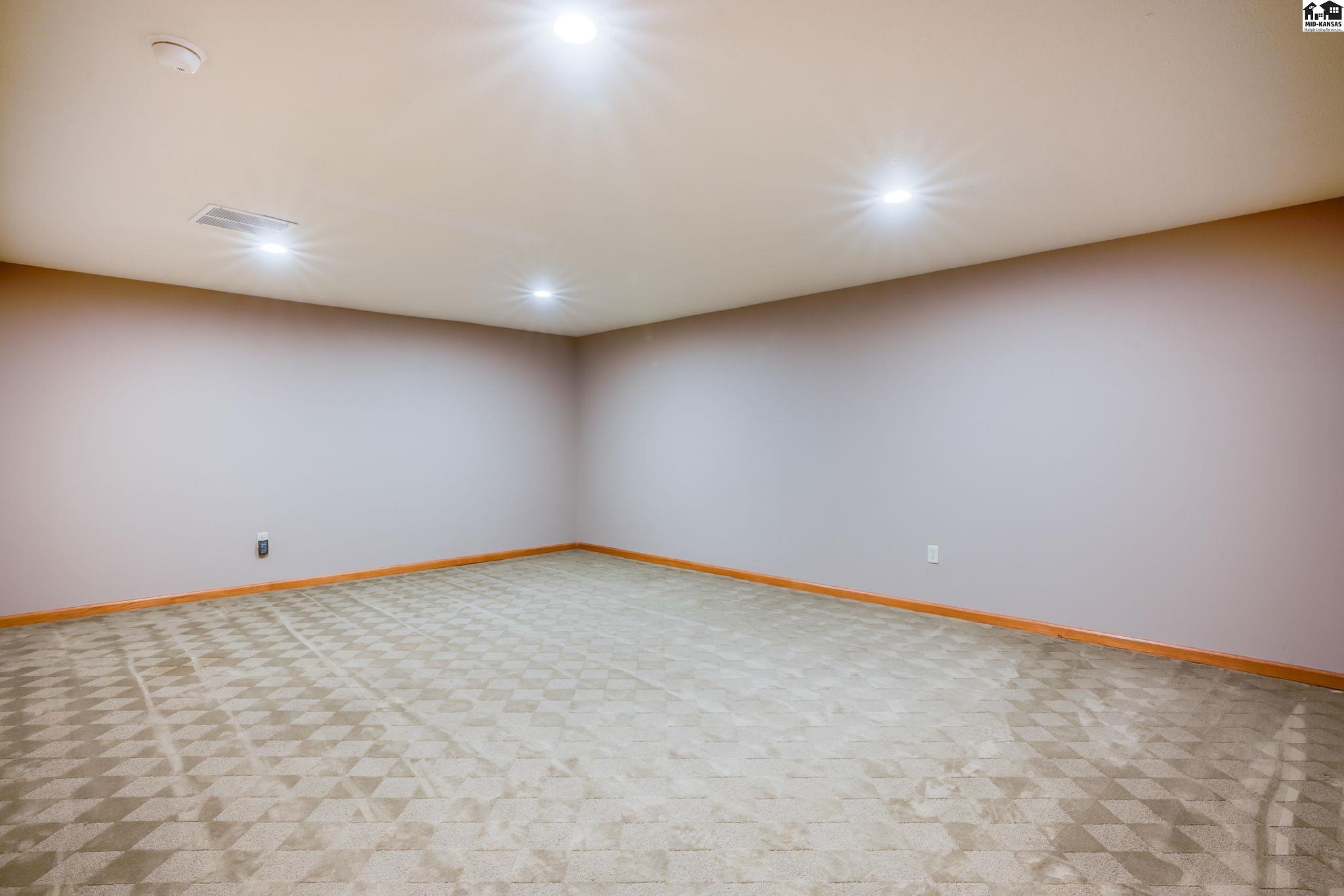 7 Oakwood Lane Hutchinson KS 67502