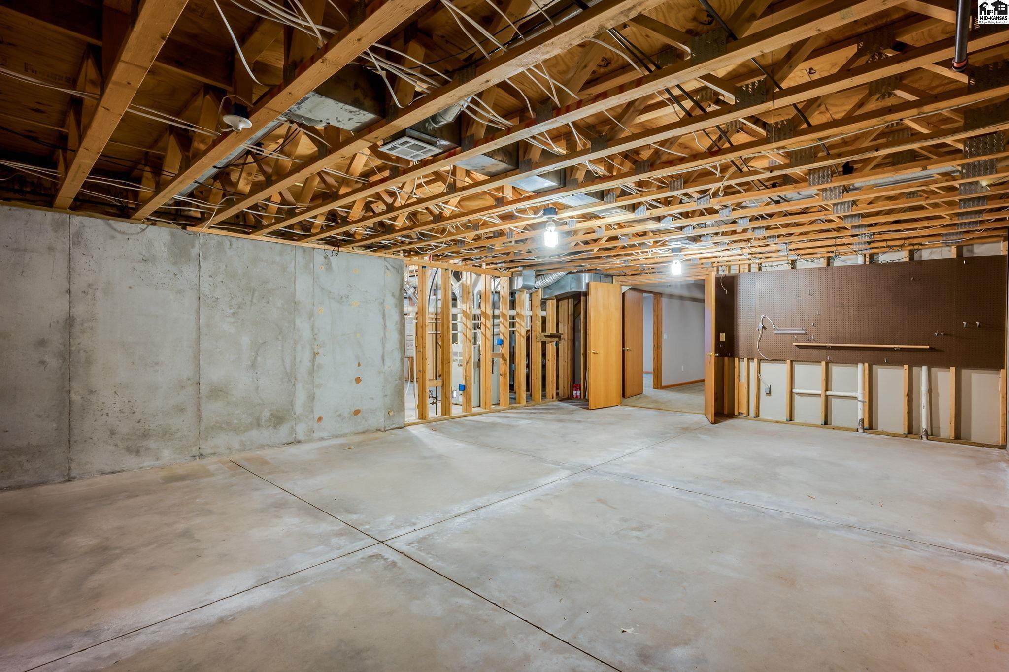 7 Oakwood Lane Hutchinson KS 67502