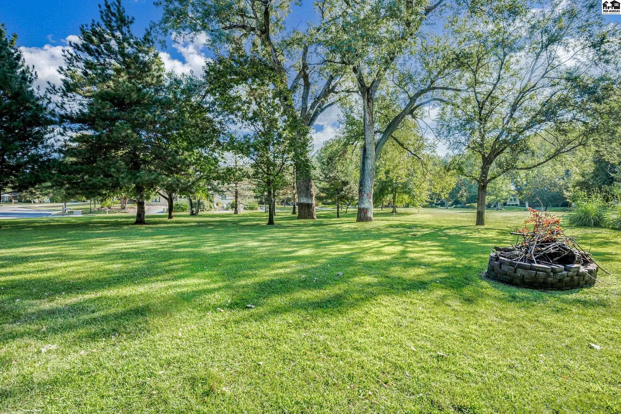 7 Oakwood Lane Hutchinson KS 67502