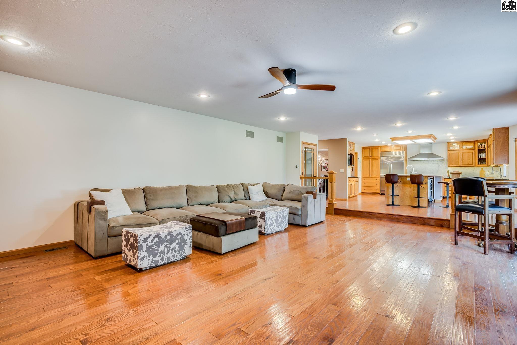 7 Oakwood Lane Hutchinson KS 67502