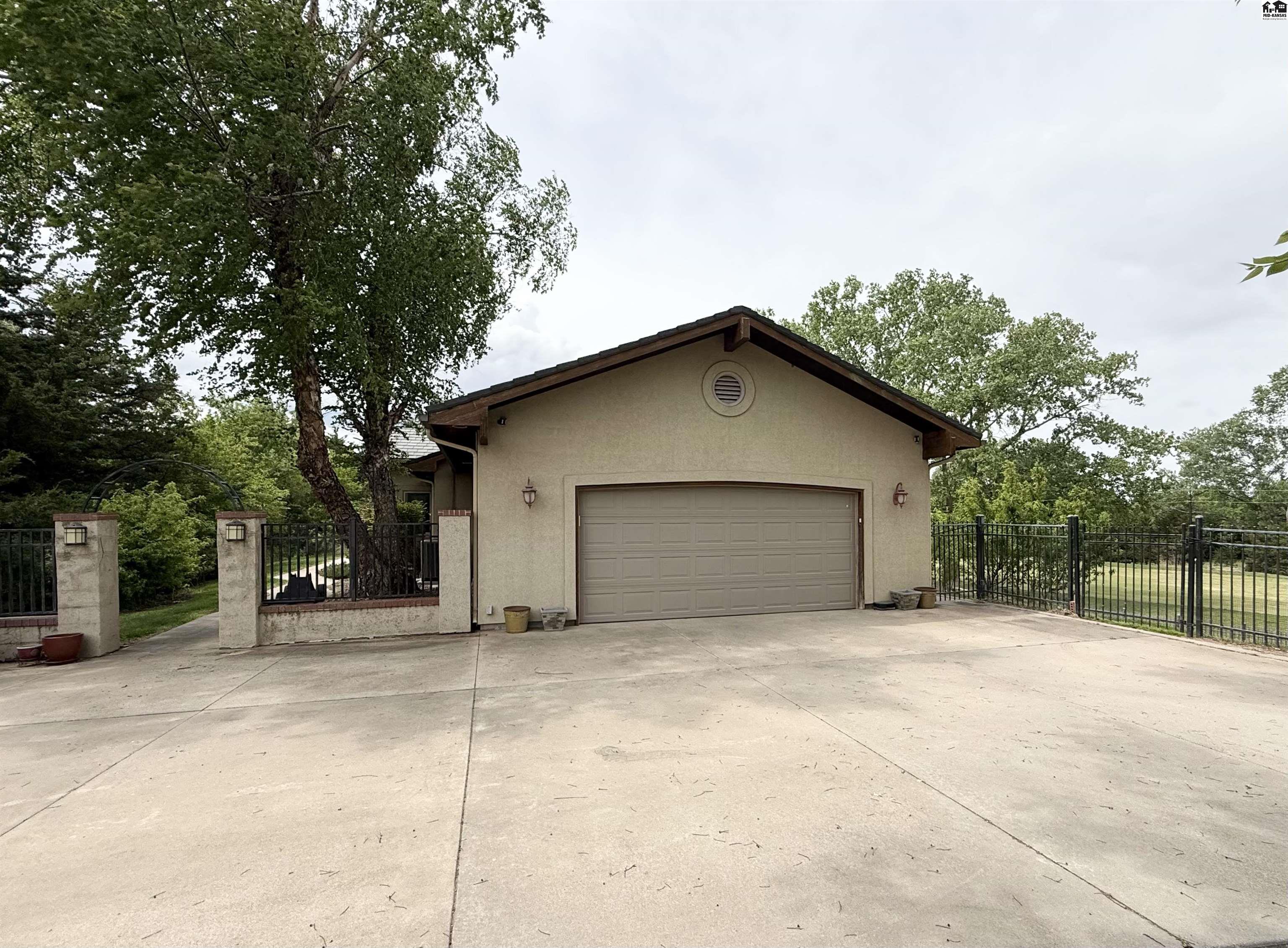 10171 Paganica Pass Hutchinson KS 67502