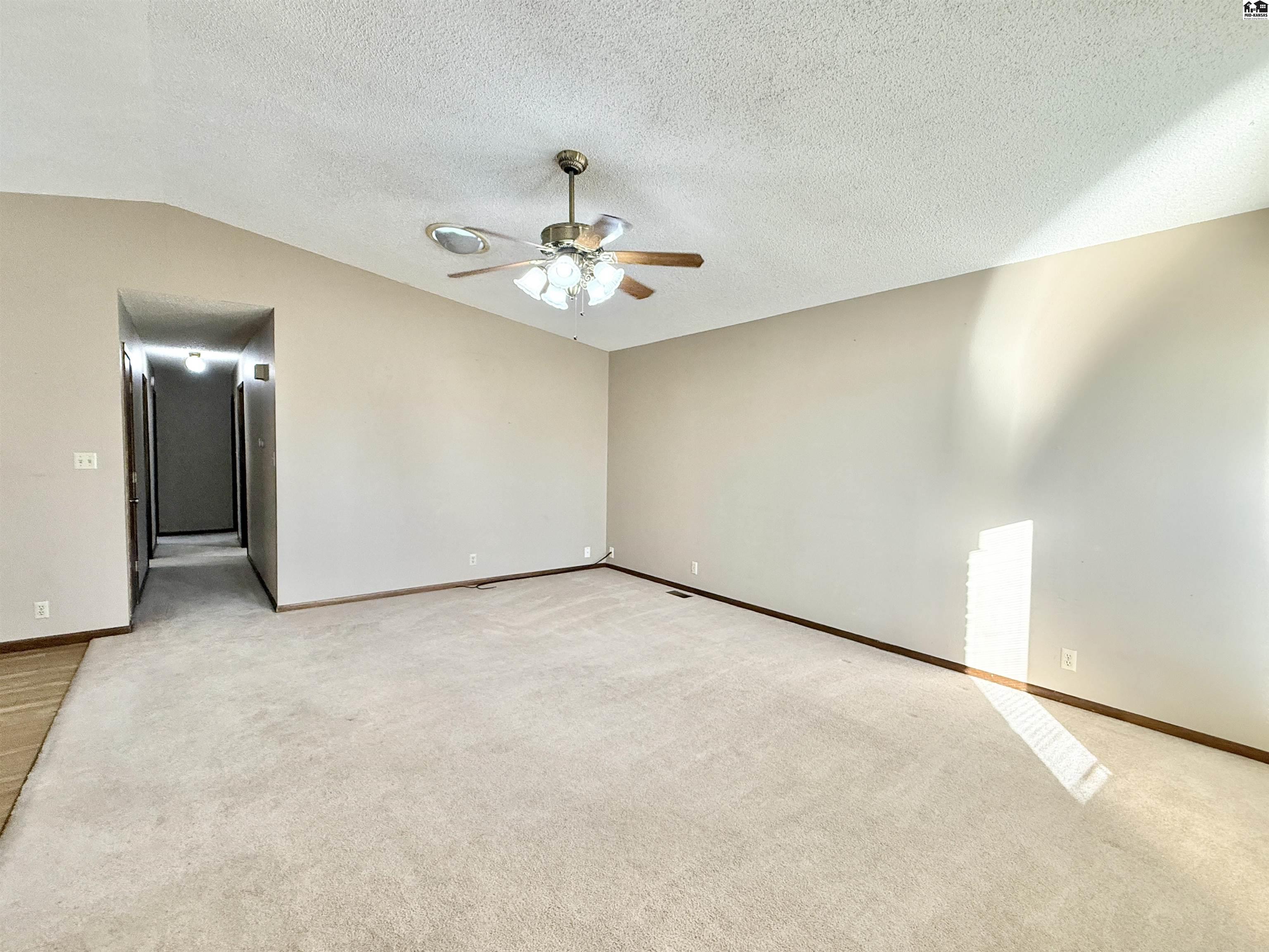 40 E Des Moines Avenue South Hutchinson KS 67505