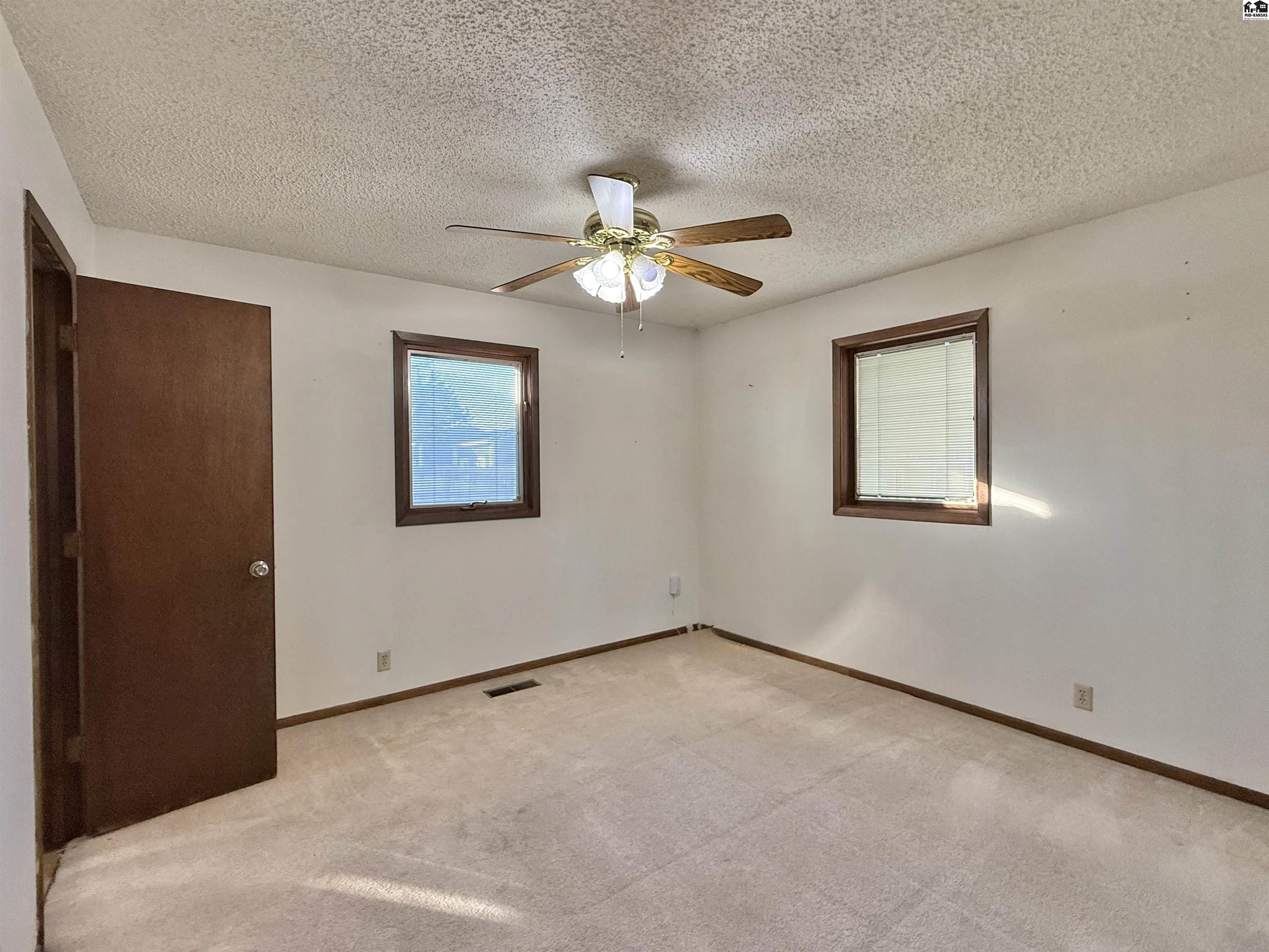 40 E Des Moines Avenue South Hutchinson KS 67505