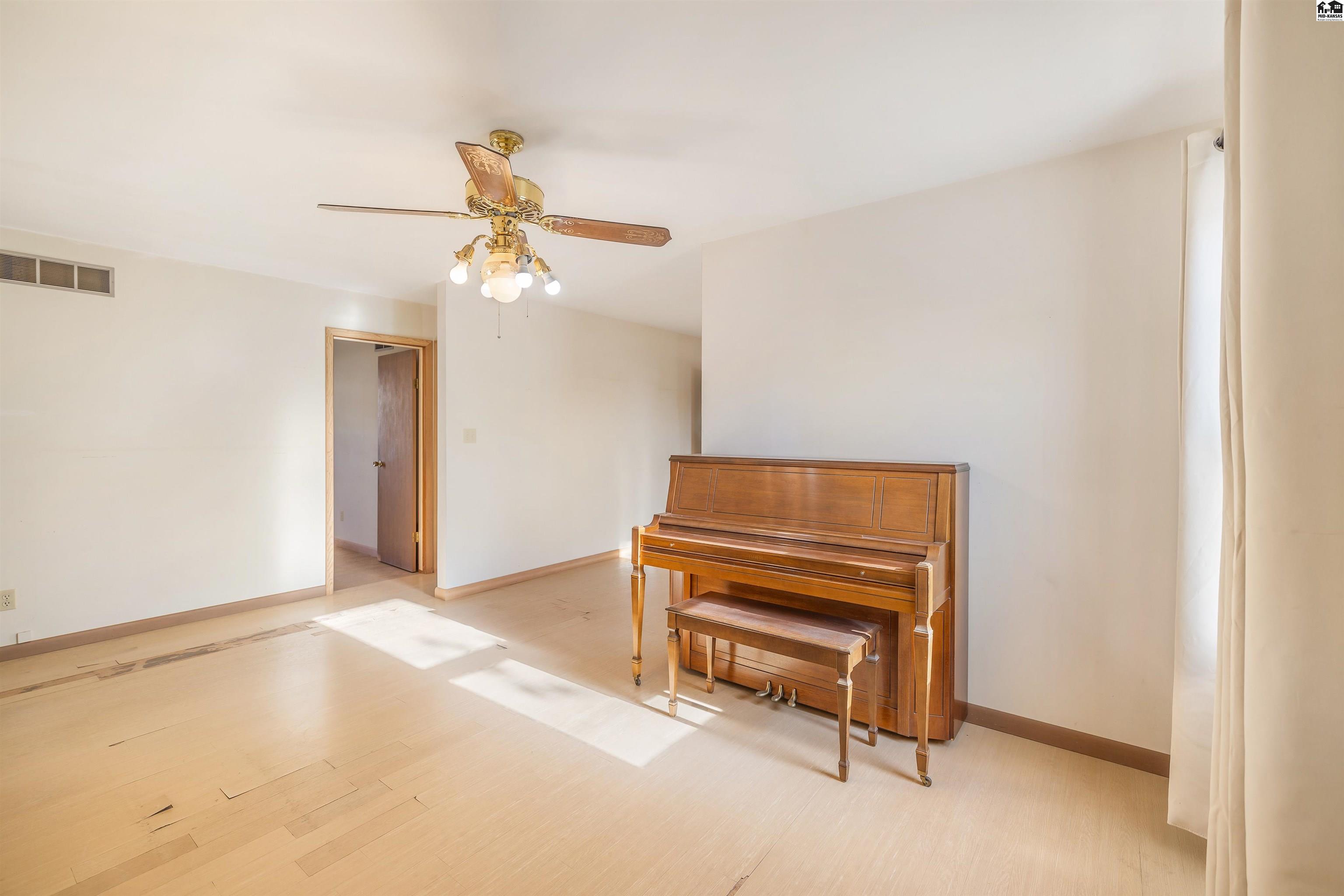 408 E Avenue C South Hutchinson KS 67505