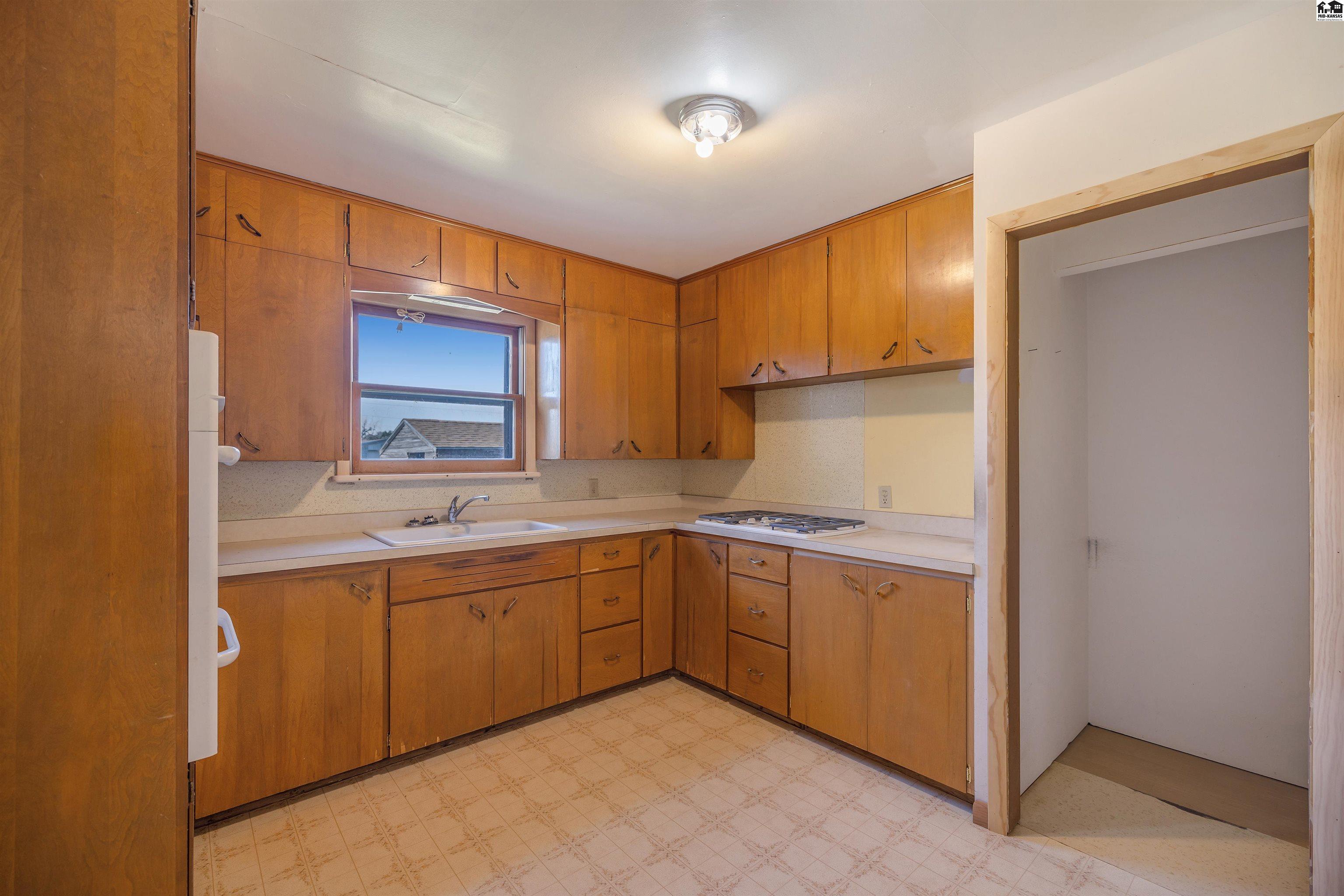 408 E Avenue C South Hutchinson KS 67505