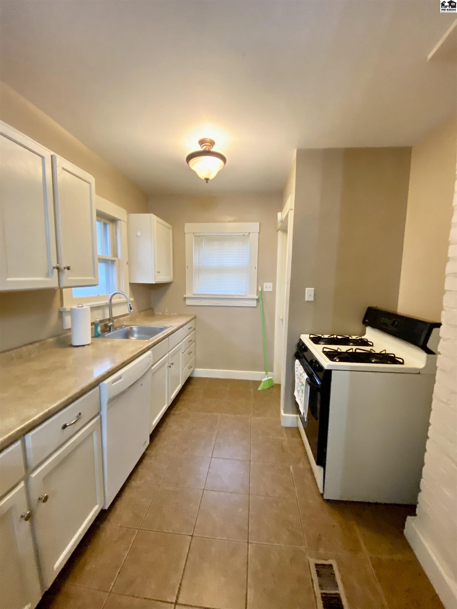 1322 N Adams Street Hutchinson KS 67501