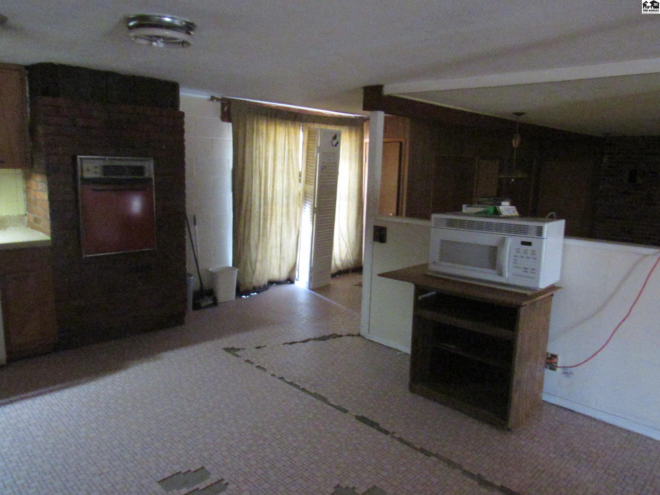 1104 E 2nd Avenue Hutchinson KS 67501