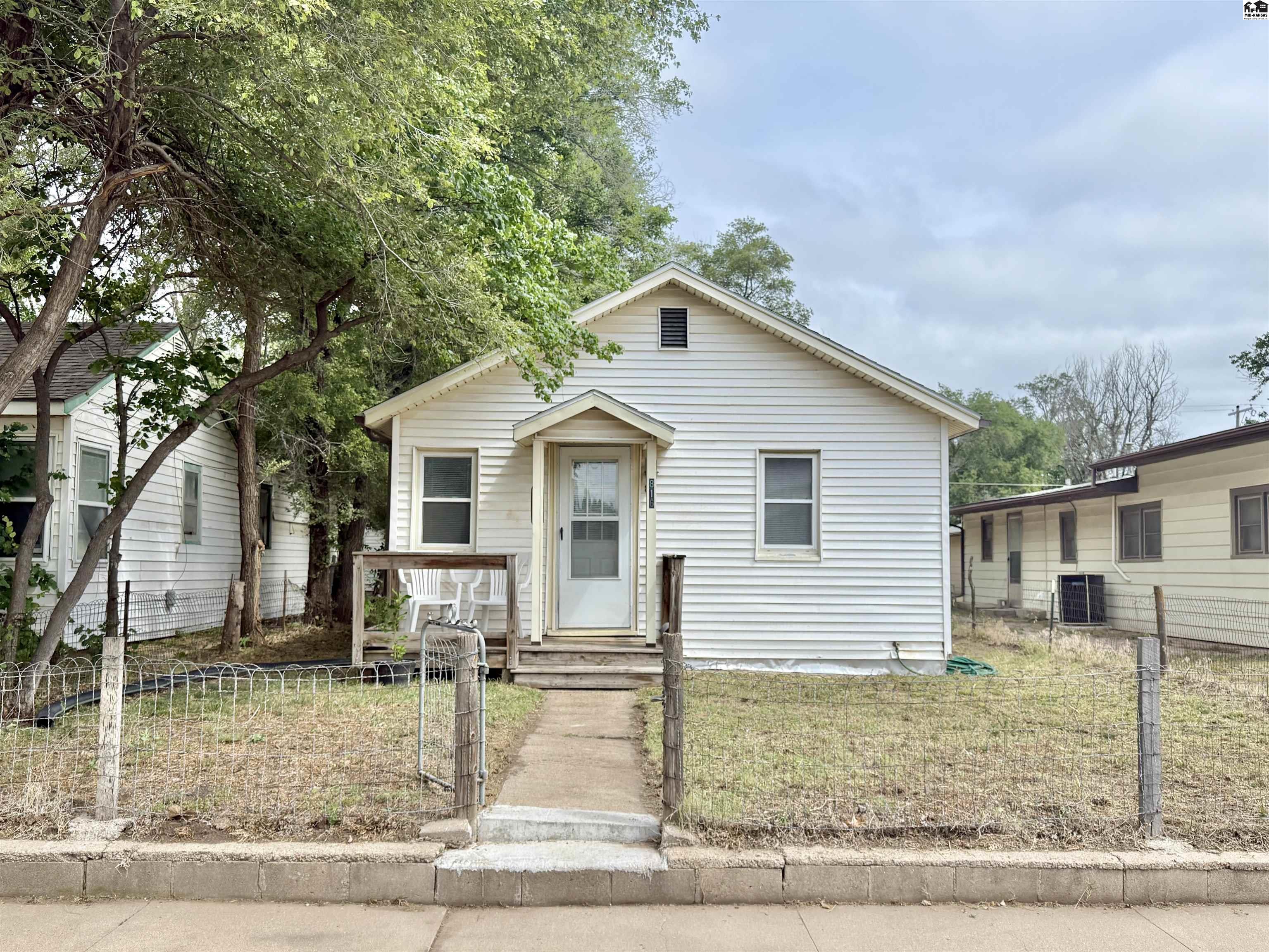 816 E 2nd Avenue Hutchinson KS 67501