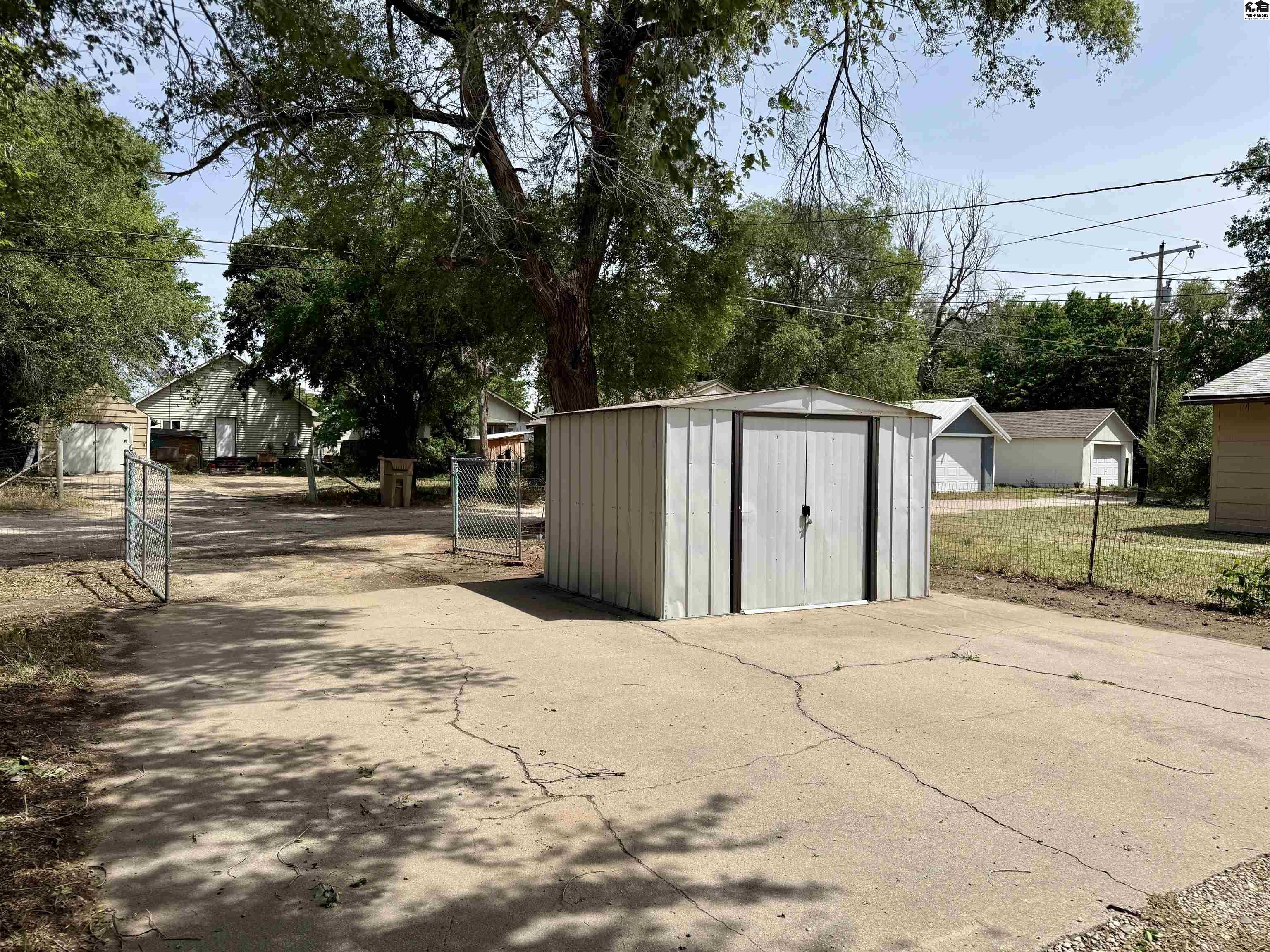 816 E 2nd Avenue Hutchinson KS 67501