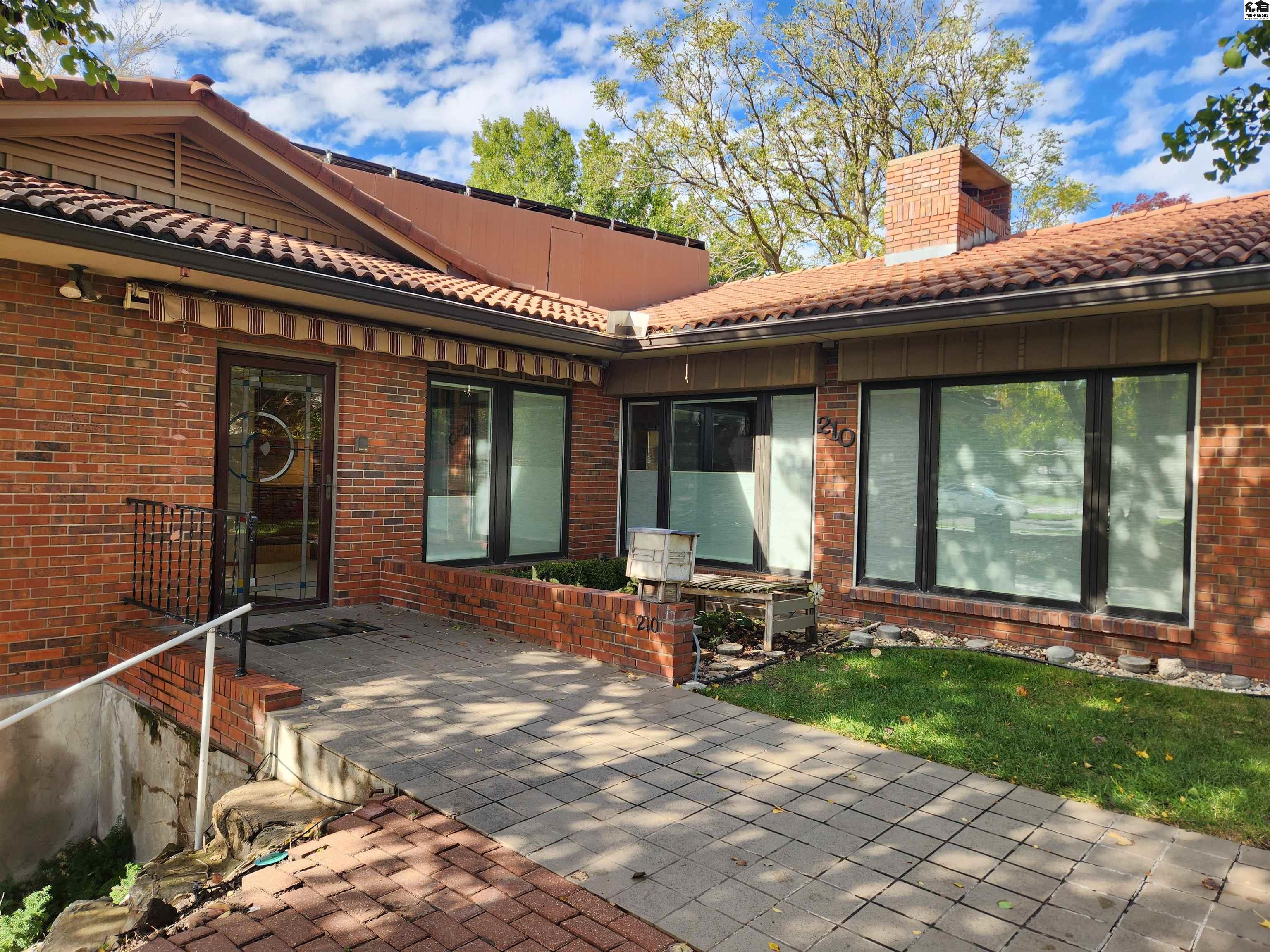 210 Cochise Trail Hutchinson KS 67502