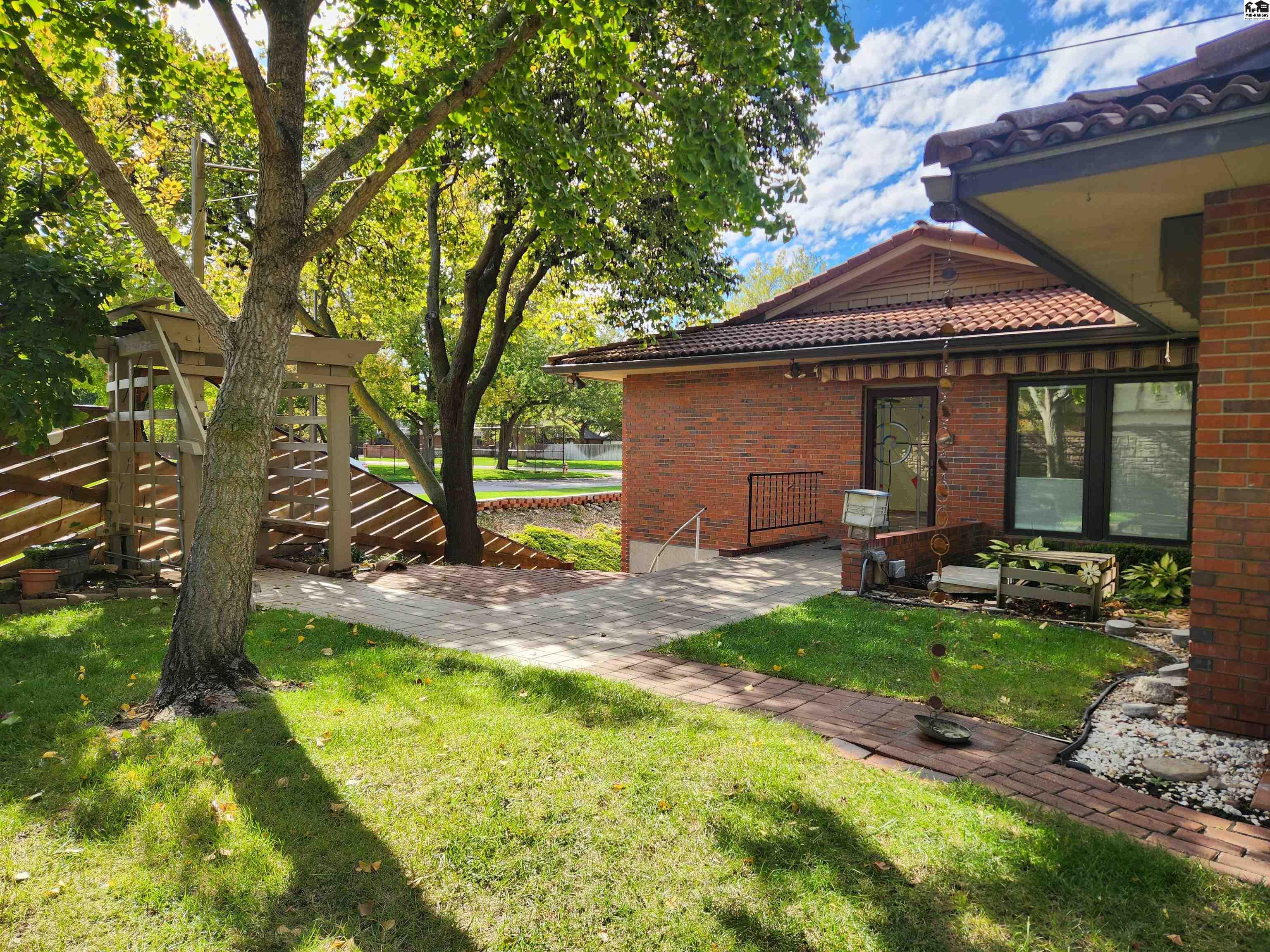 210 Cochise Trail Hutchinson KS 67502