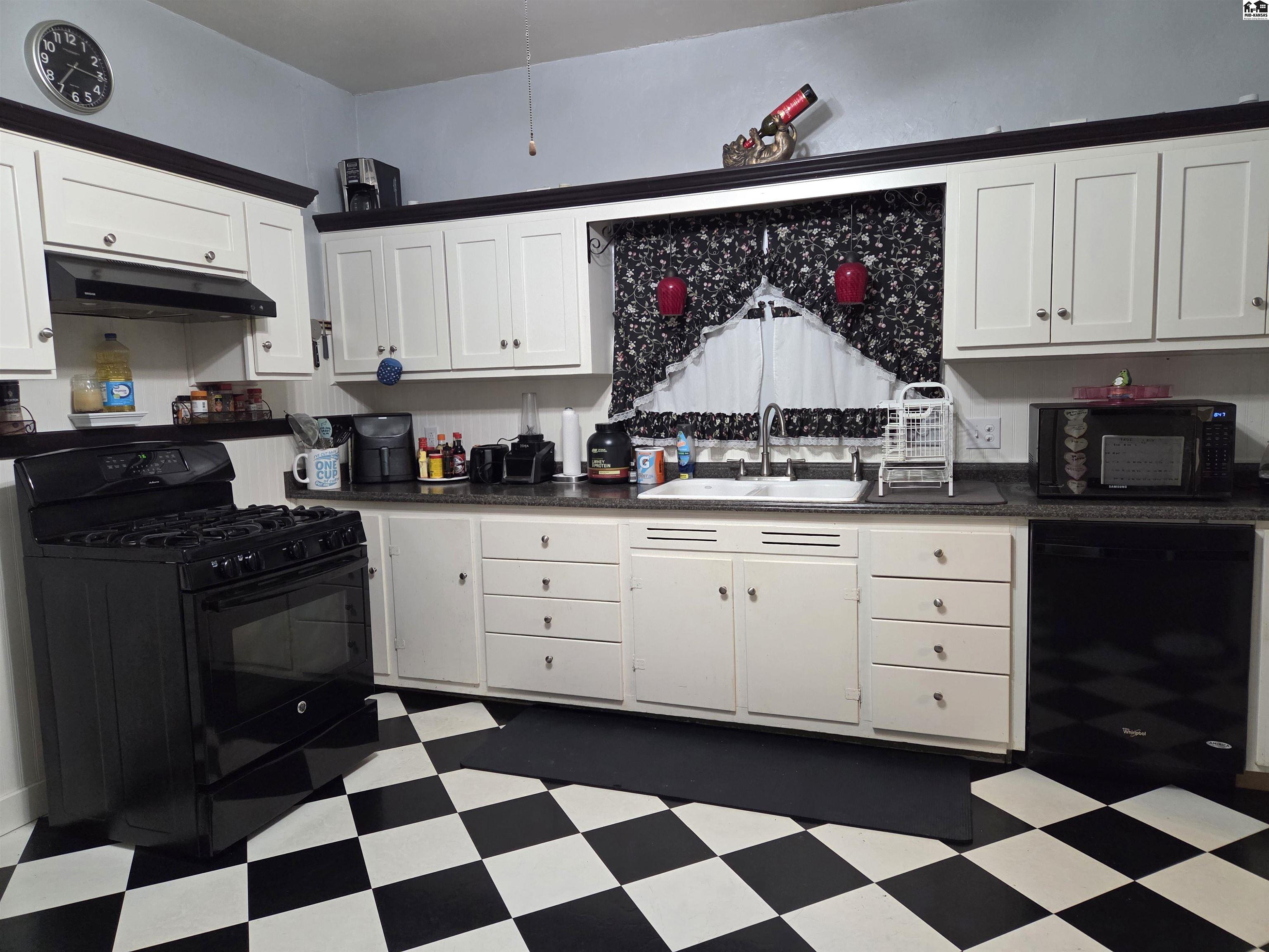 1215 N Adams Street Hutchinson KS 67501