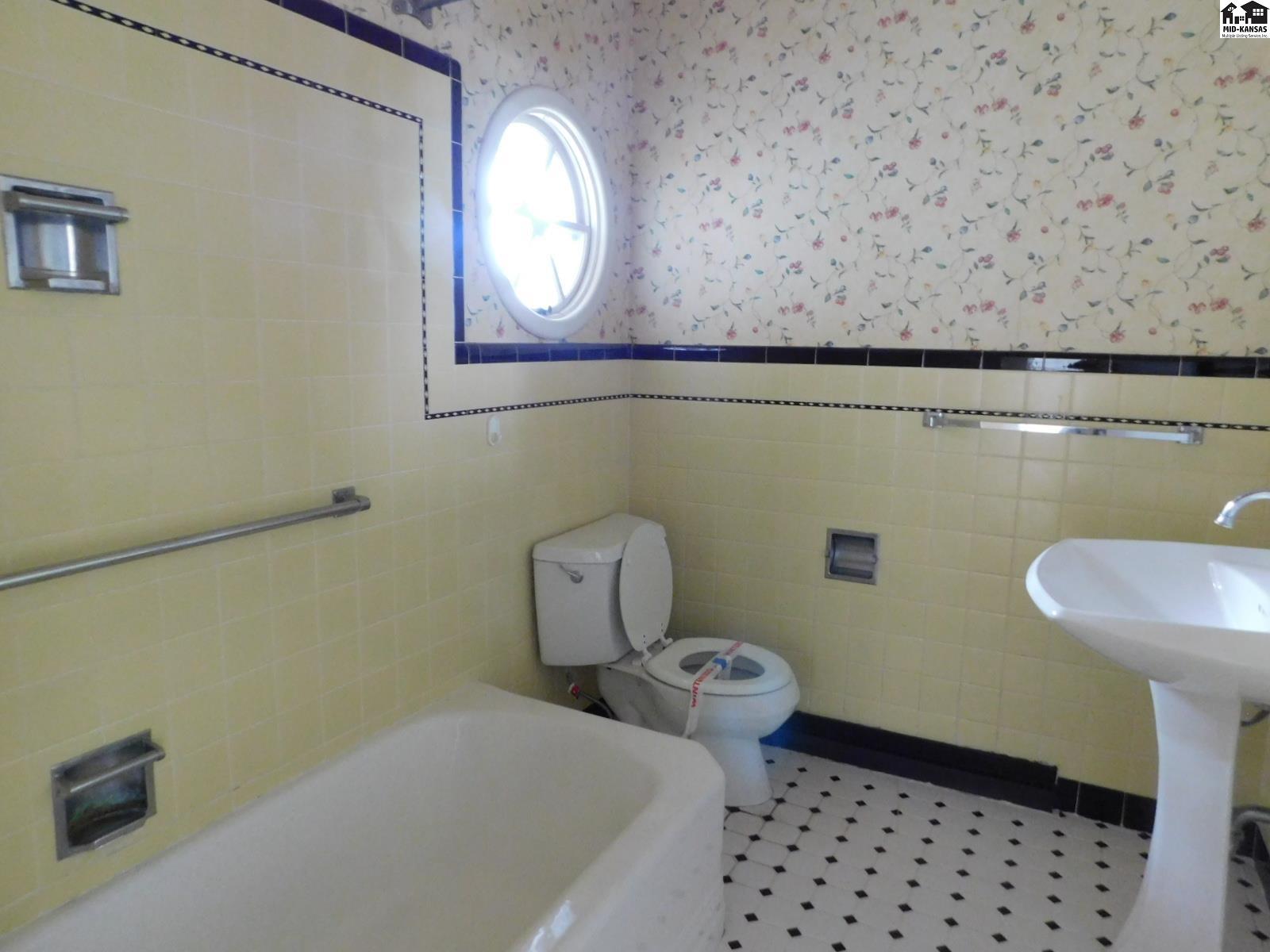 7 Whitmore Road Hutchinson KS 67502