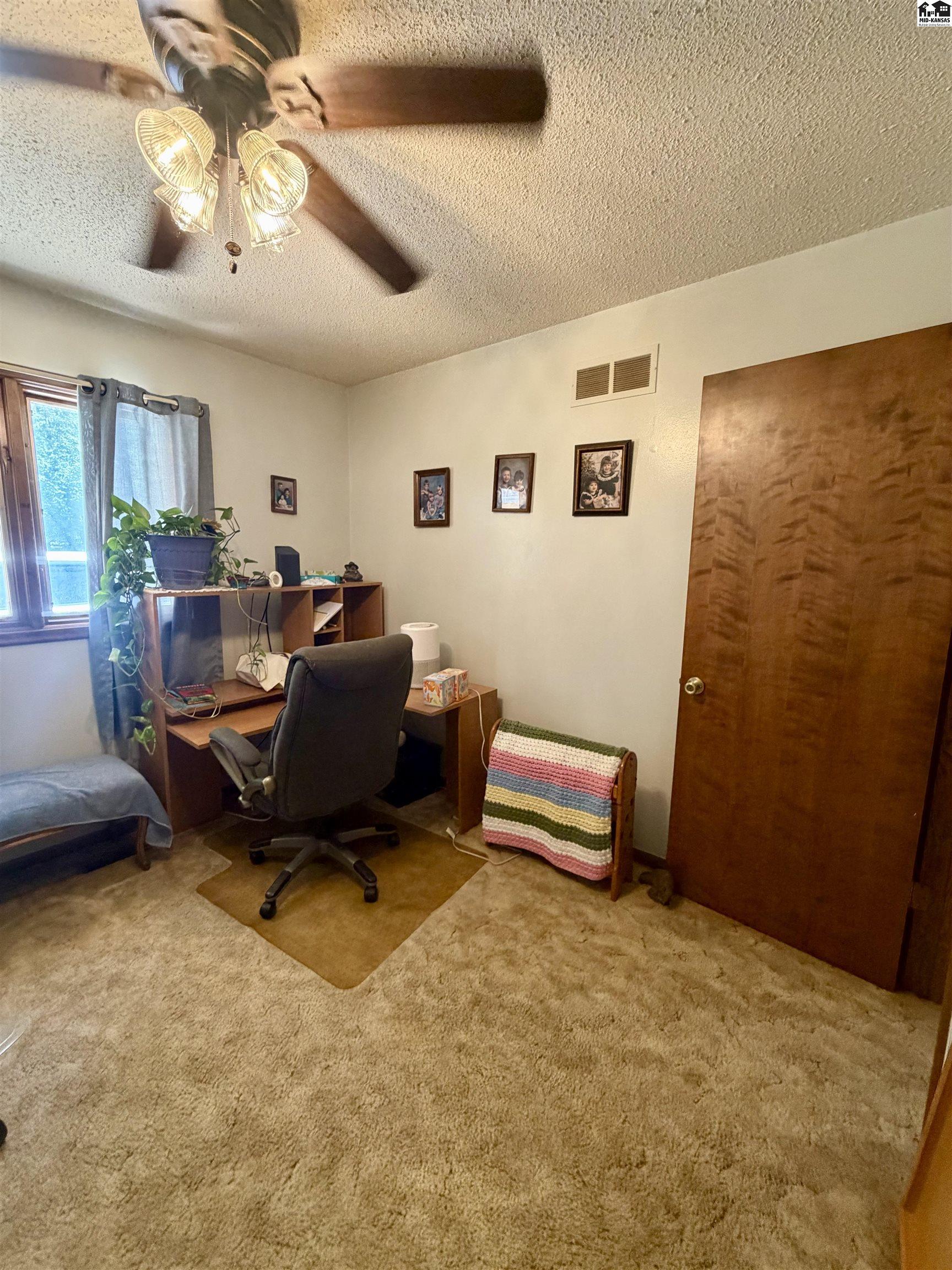 4504 Foothill Drive Hutchinson KS 67502