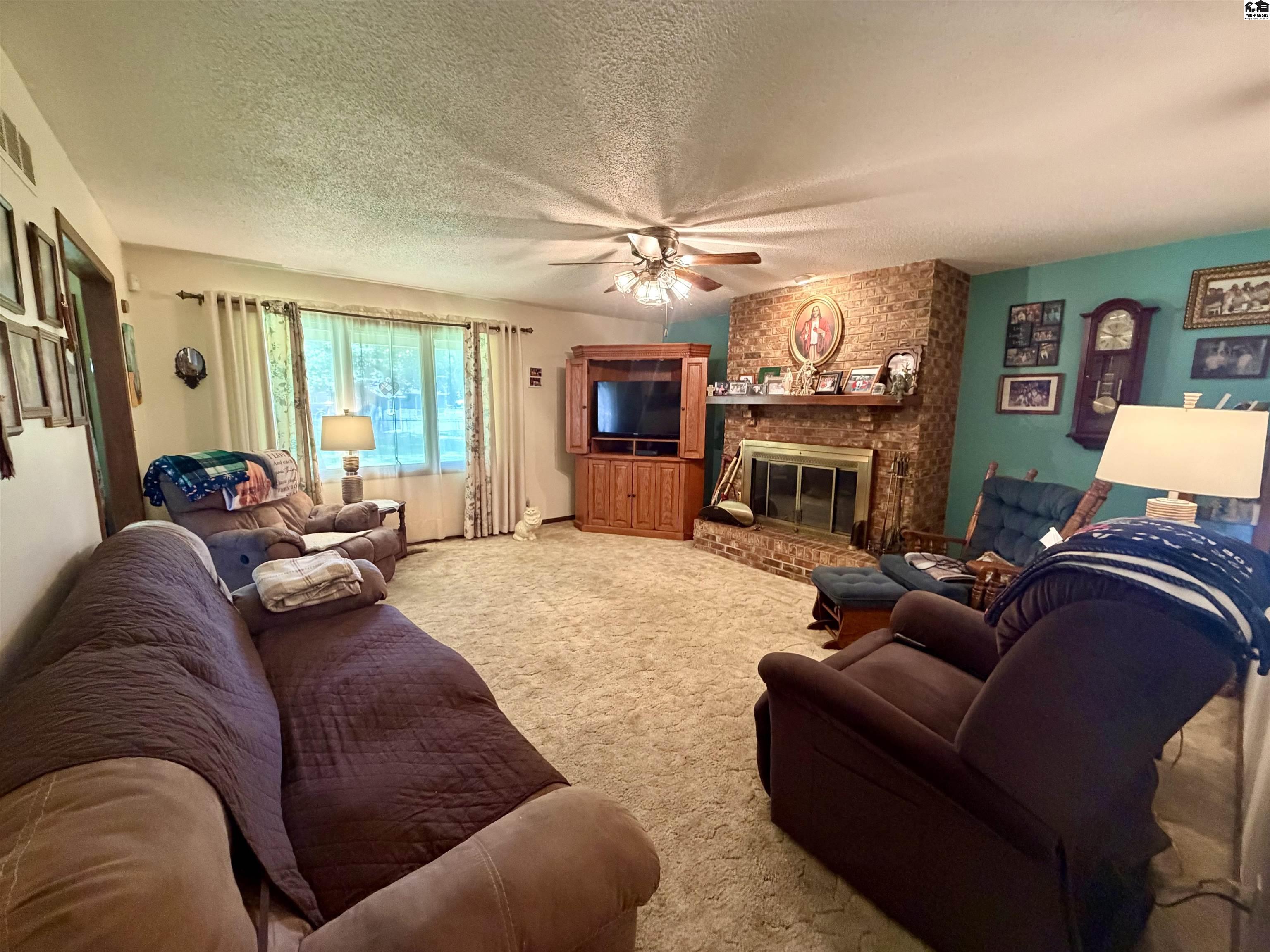 4504 Foothill Drive Hutchinson KS 67502