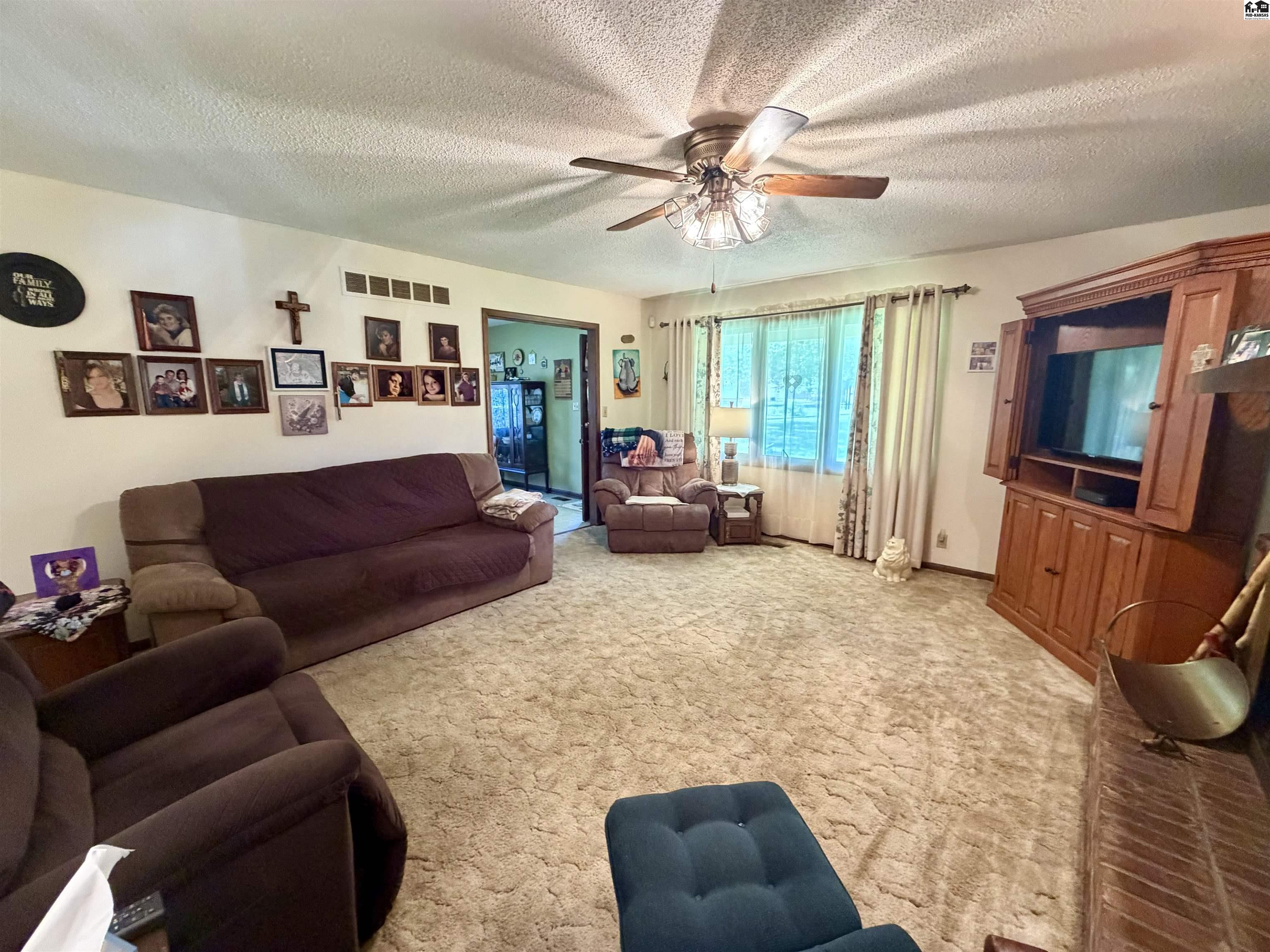 4504 Foothill Drive Hutchinson KS 67502
