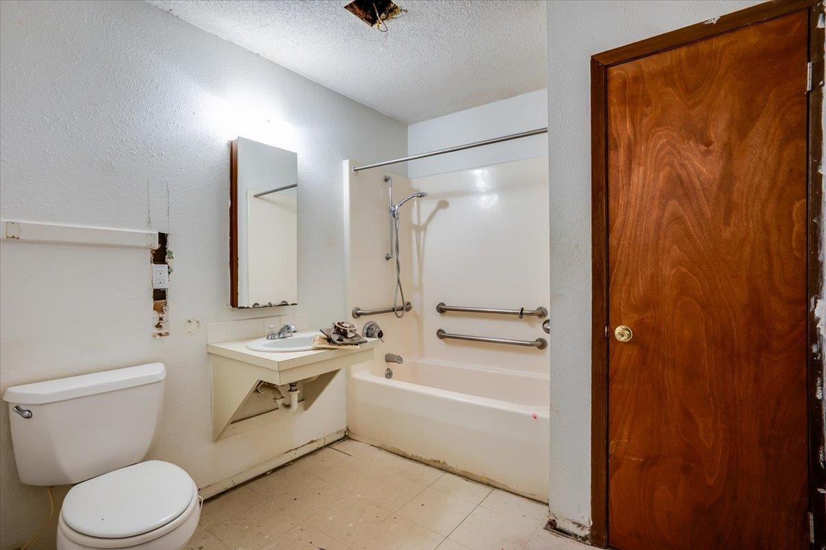 838 N Grove Wichita KS 67216