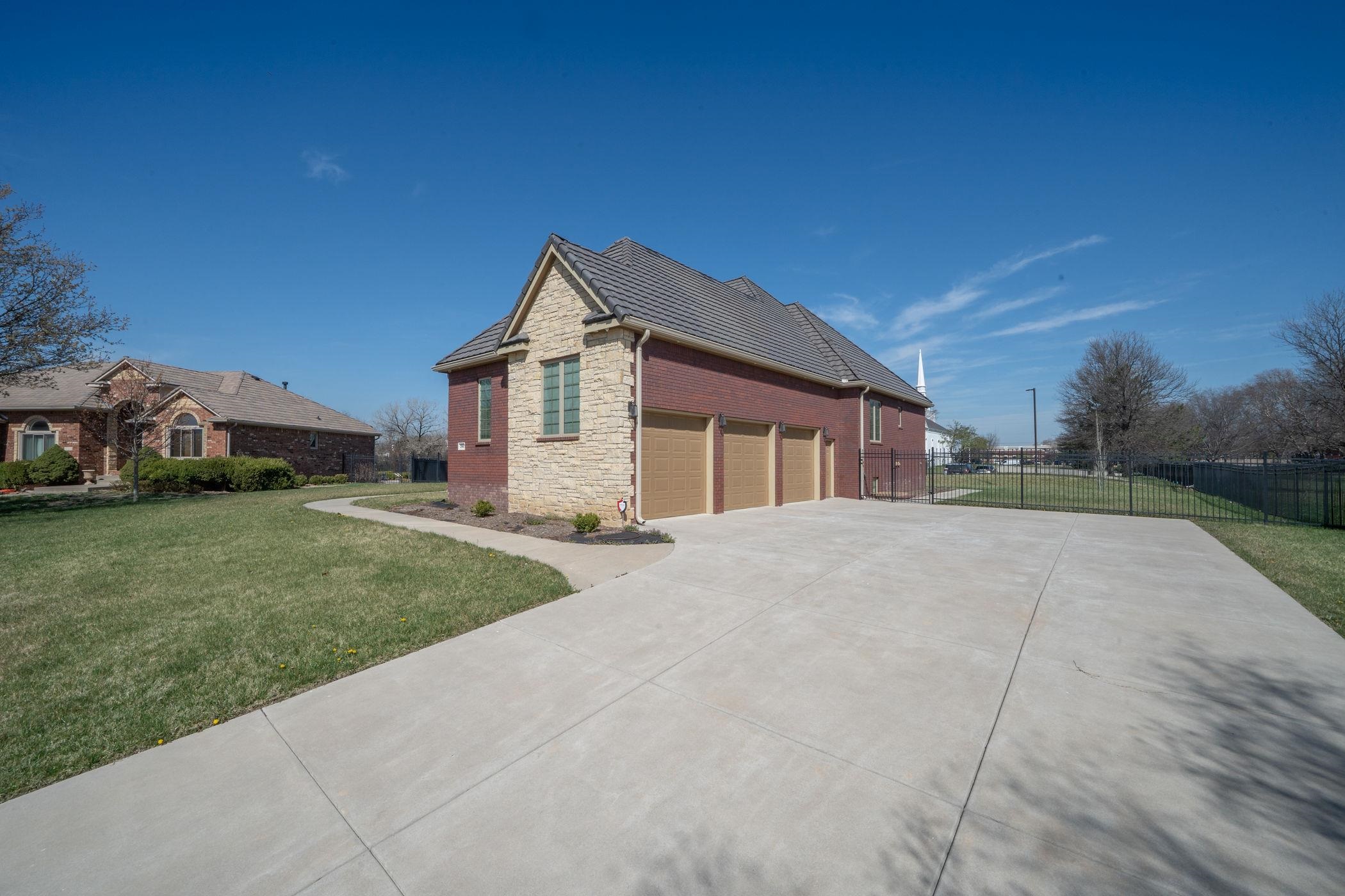 2901 N Fox Pointe Circle Wichita KS 67226