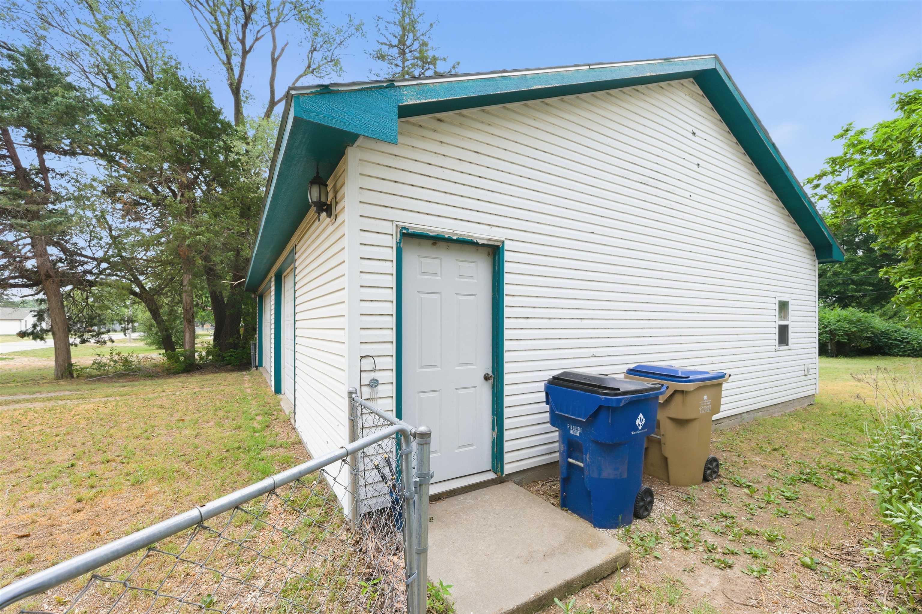137 N Davidson Avenue Bentley KS 67016