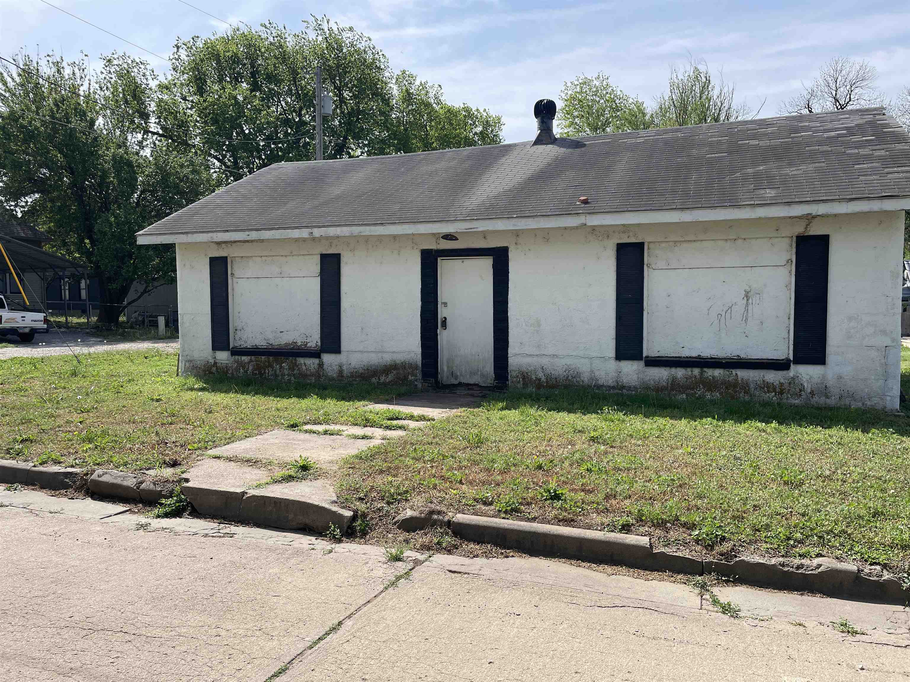 112 W South Street Wellington KS 67152