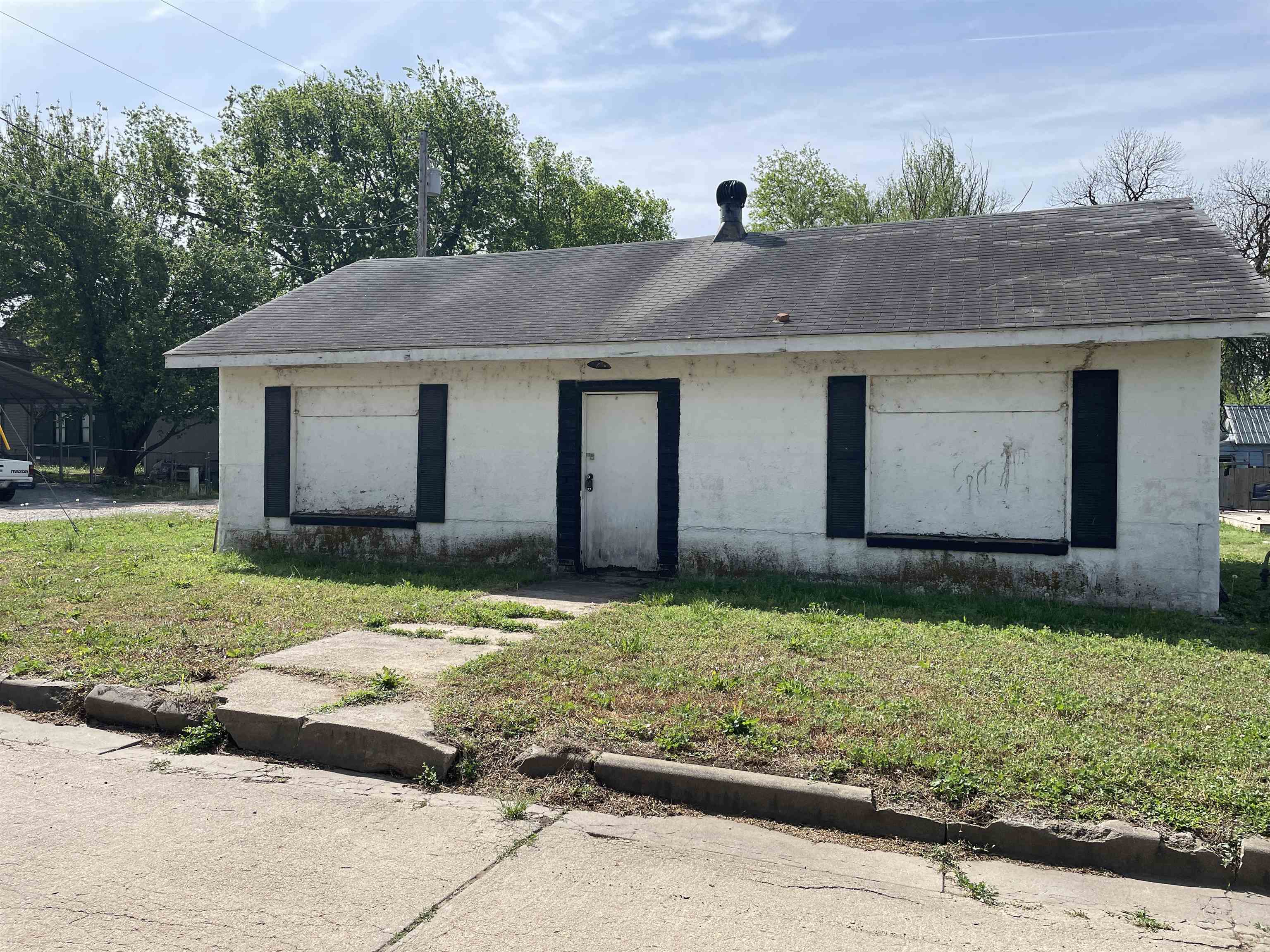 112 W South Street Wellington KS 67152