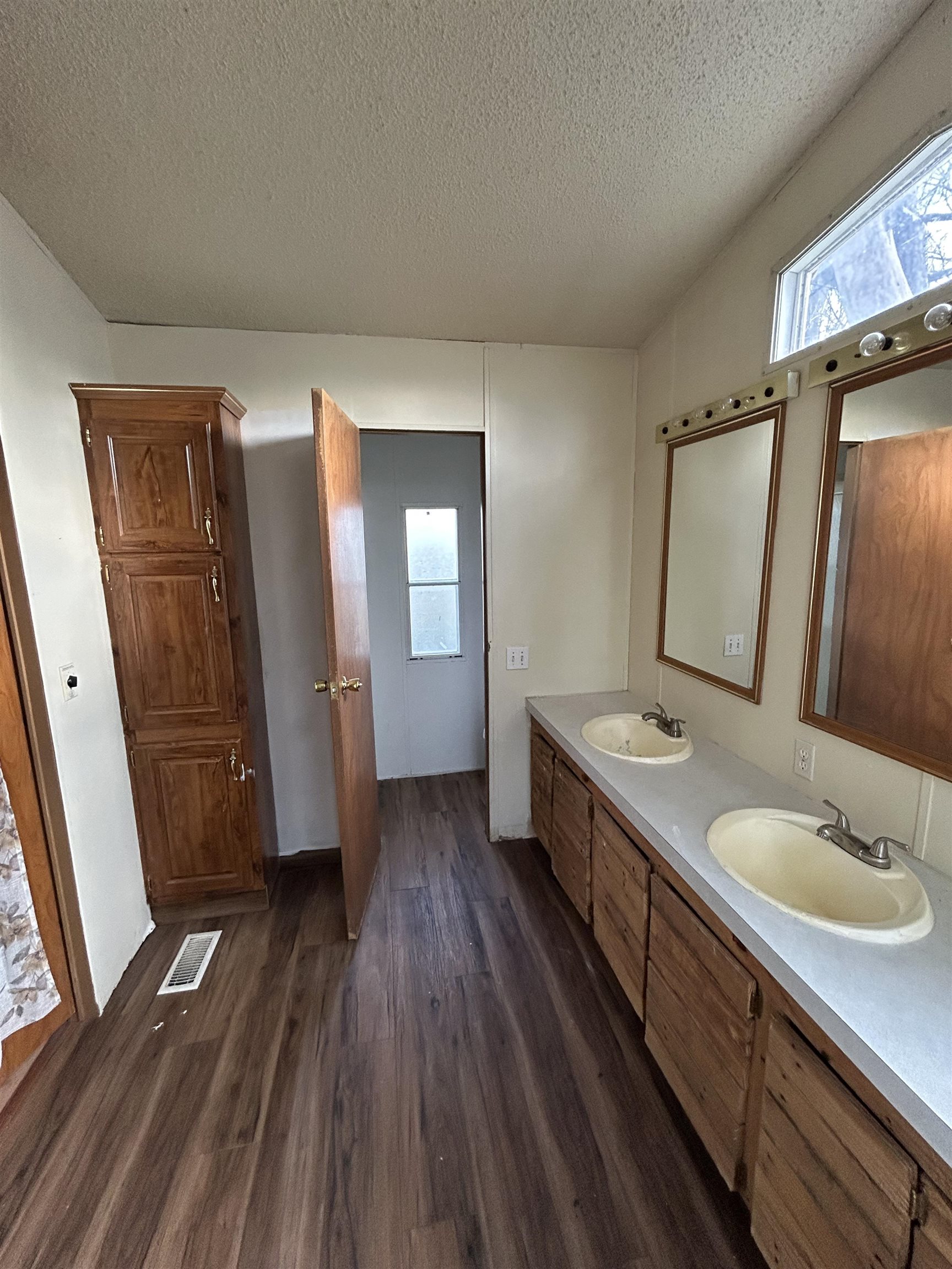 1513 E Idlewild Drive Wichita KS 67216
