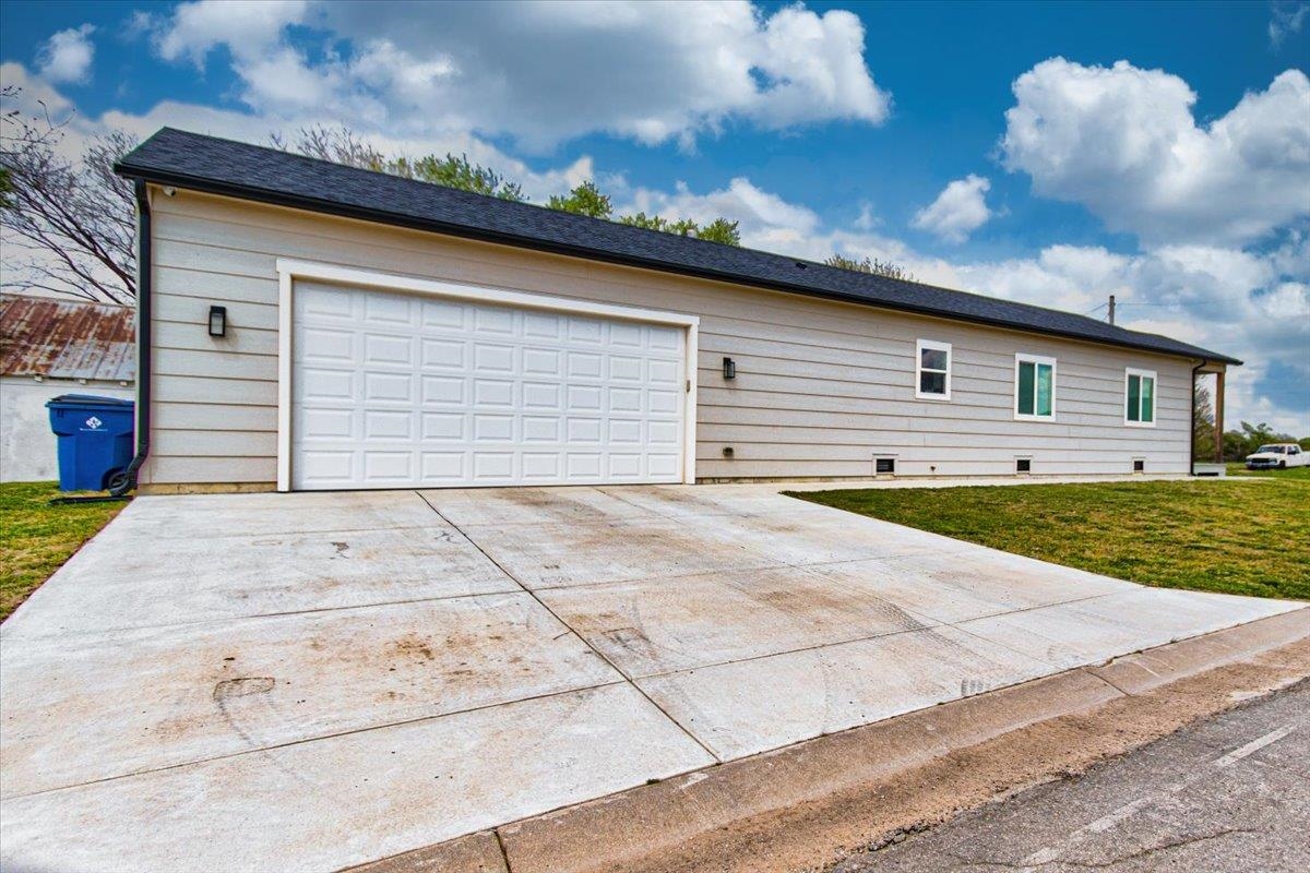 215 S Commercial Avenue Sedgwick KS 67135
