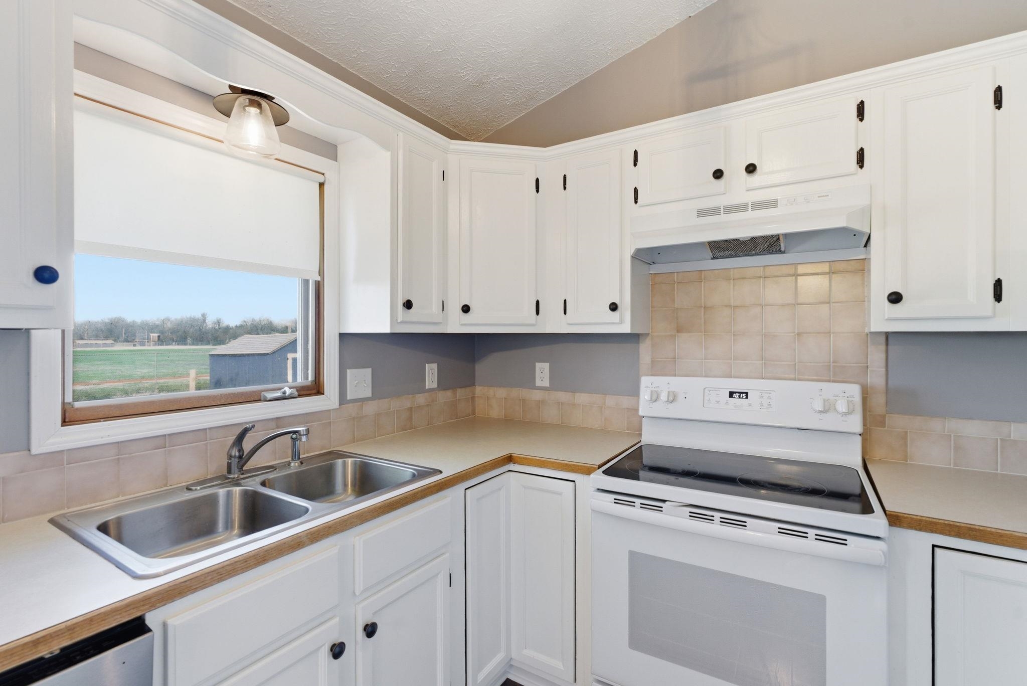 1137 N Burrows Street Belle Plaine KS 67013