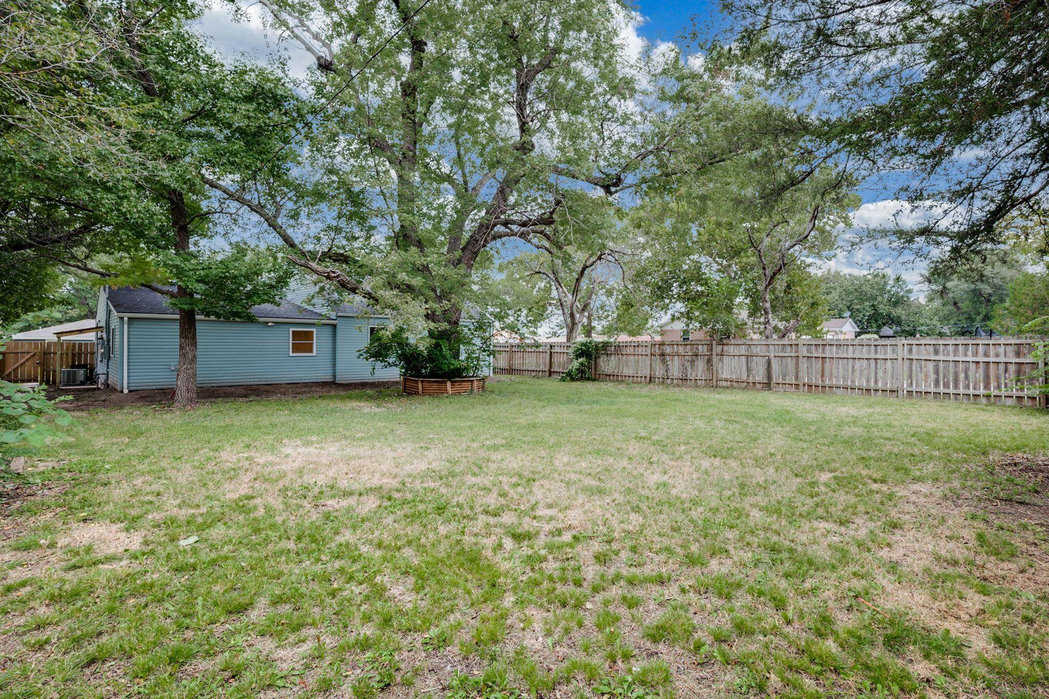 1728 Dearborn Street Augusta KS 67010