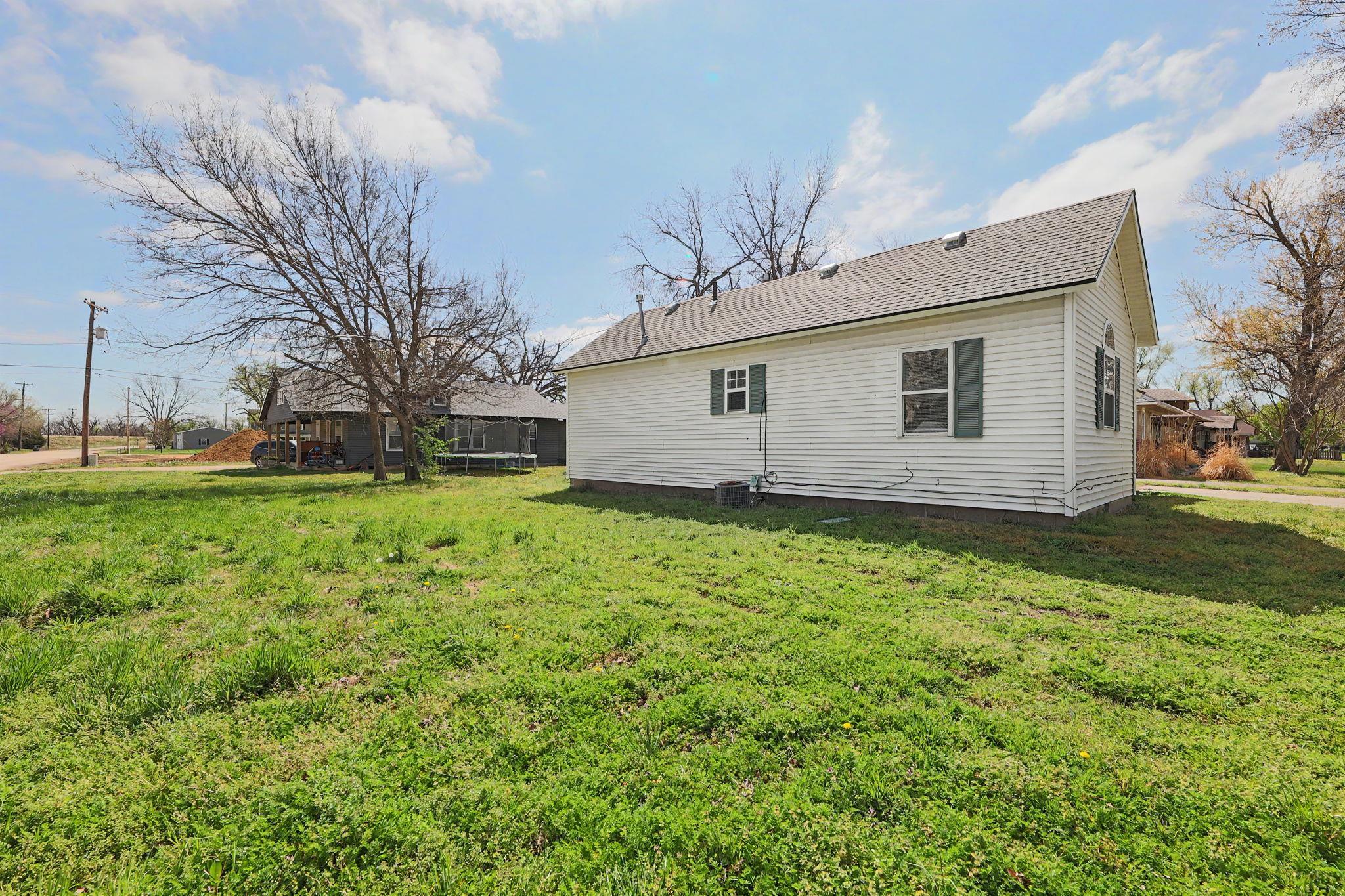 206 Pine Street Halstead KS 67056