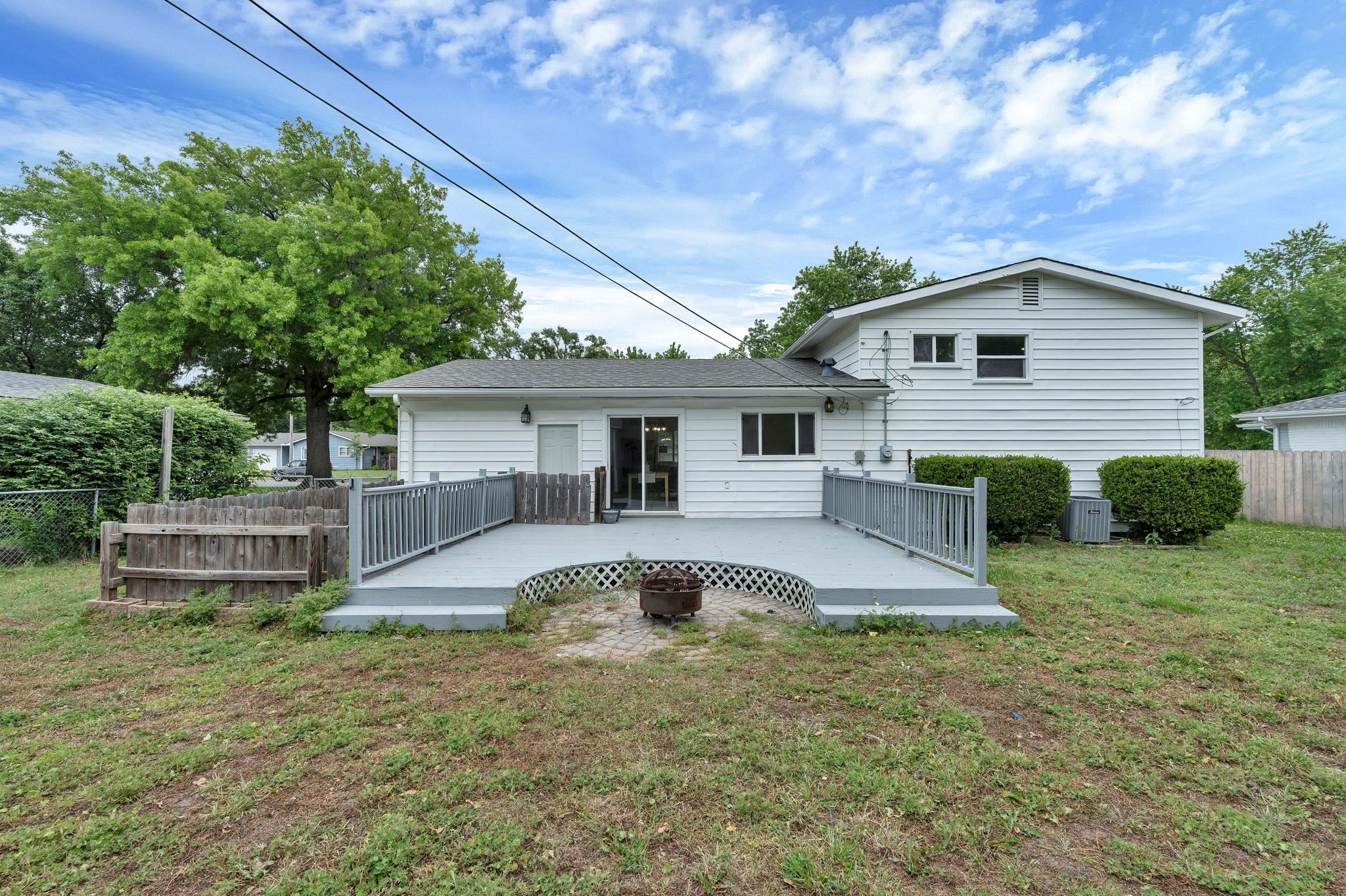995 N Country Acres Avenue Wichita KS 67212