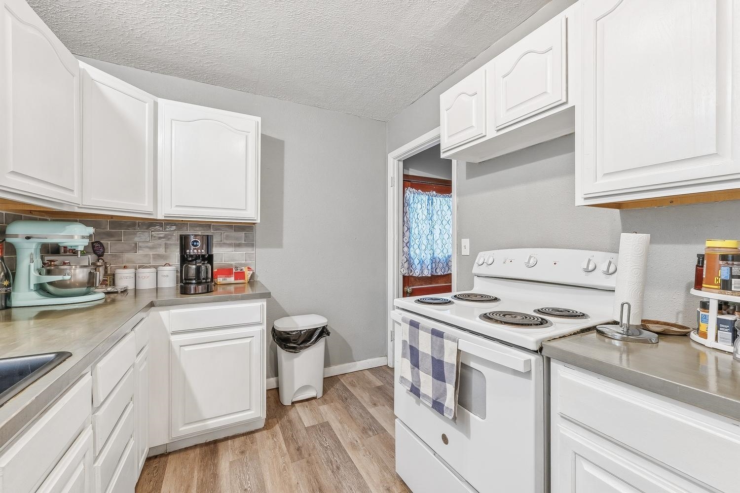711 N Valleyview Street Wichita KS 67212