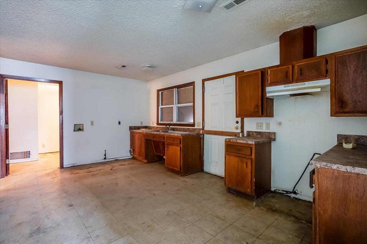 828 N Poplar Wichita KS 67214