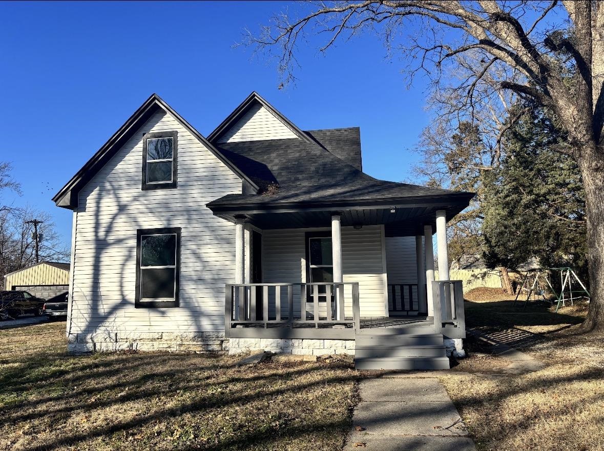 1424 E 1st Avenue Winfield KS 67156