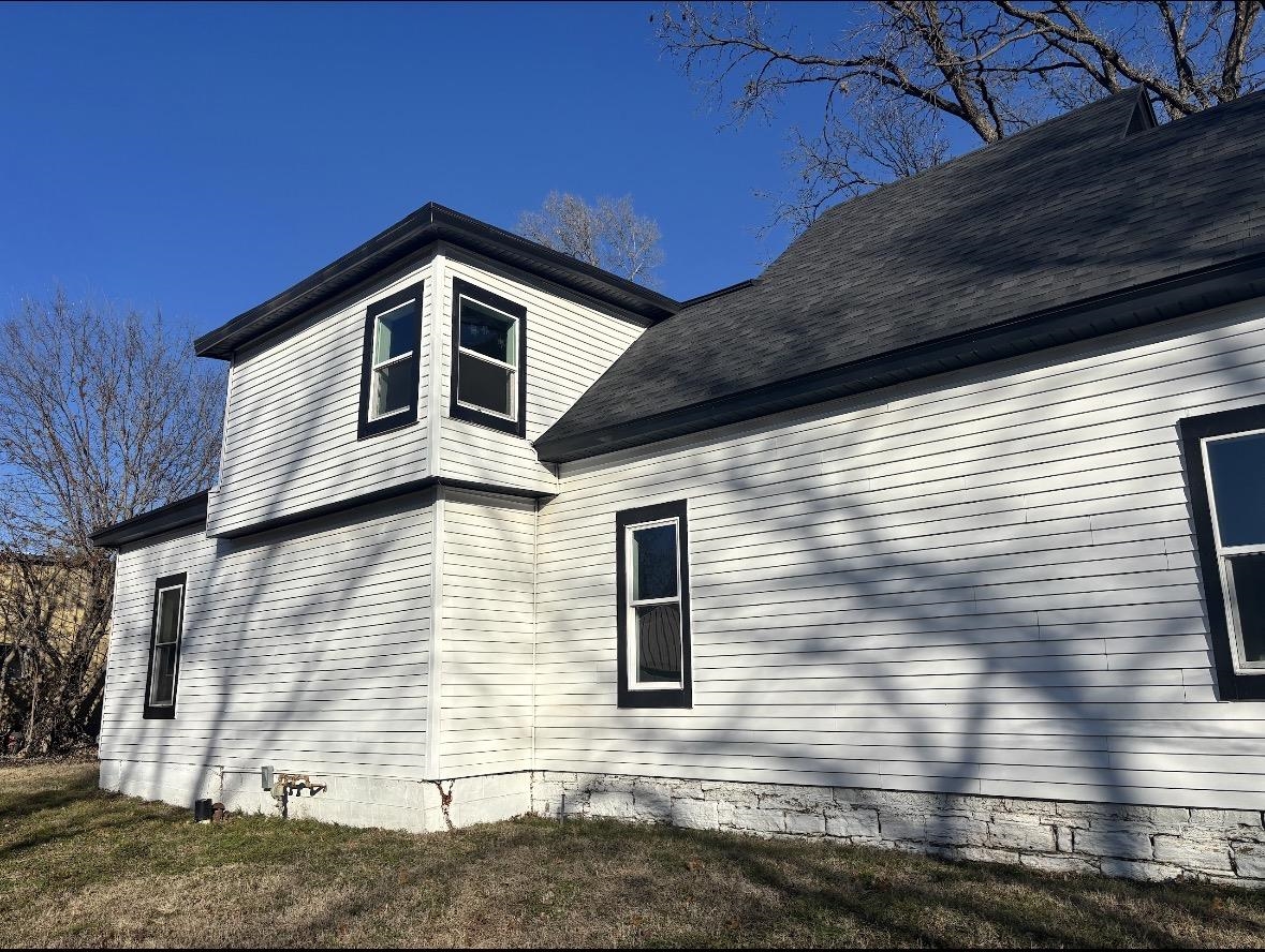 1424 E 1st Avenue Winfield KS 67156
