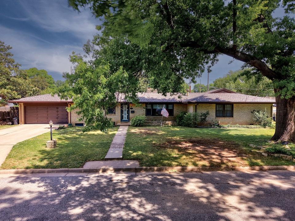1810 E 13th Avenue Winfield KS 67156