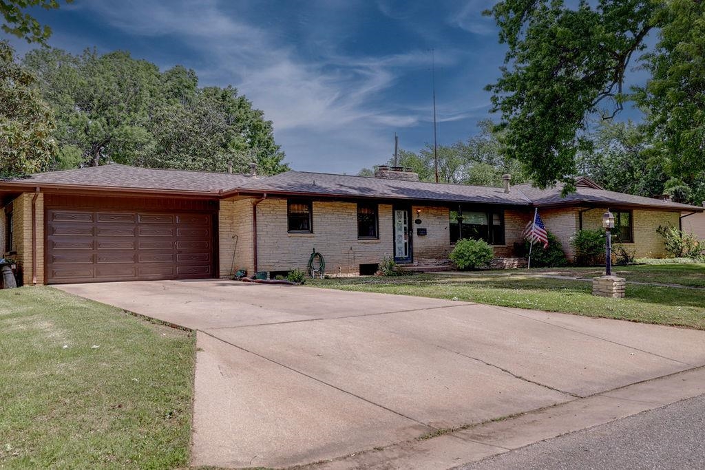 1810 E 13th Avenue Winfield KS 67156