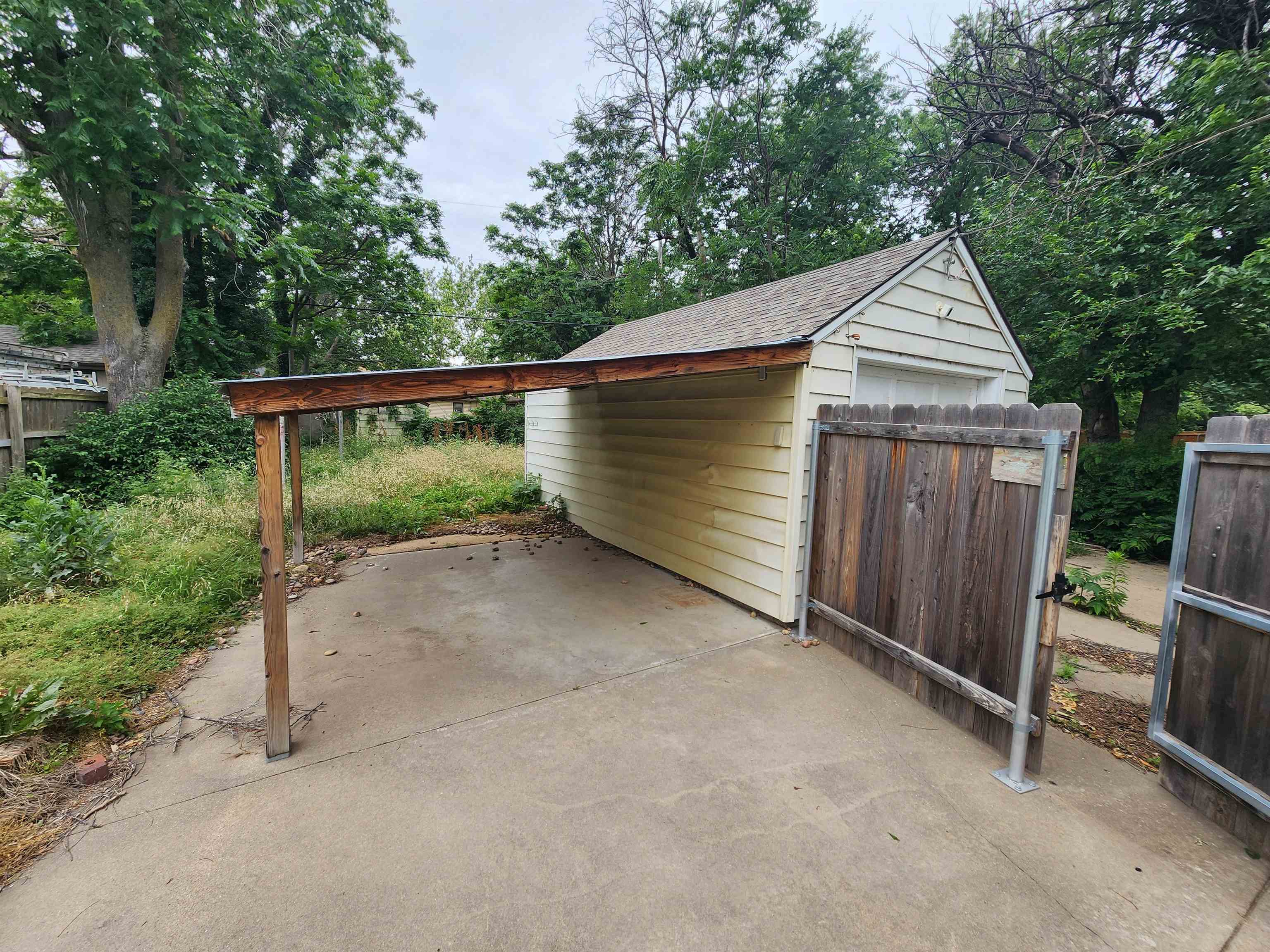 1537 N Burns Wichita KS 67203