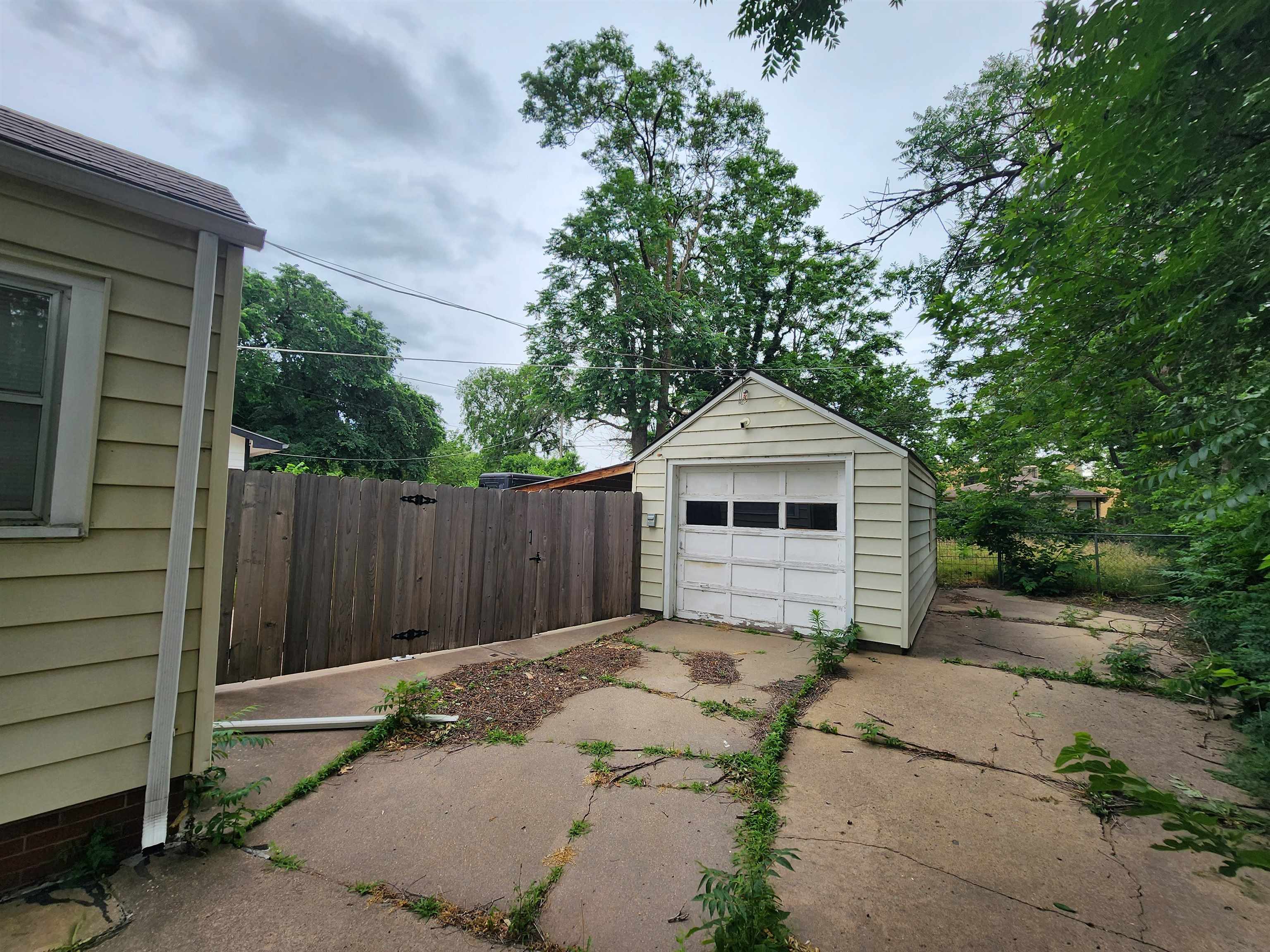 1537 N Burns Wichita KS 67203