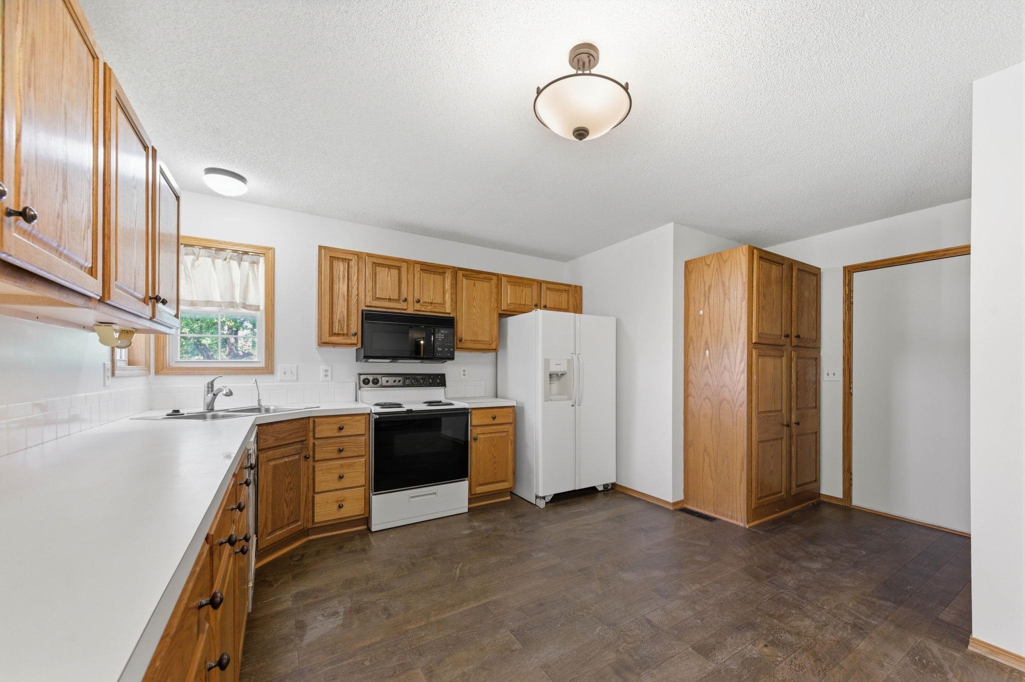 1521 E Rose Lane Andover KS 67002