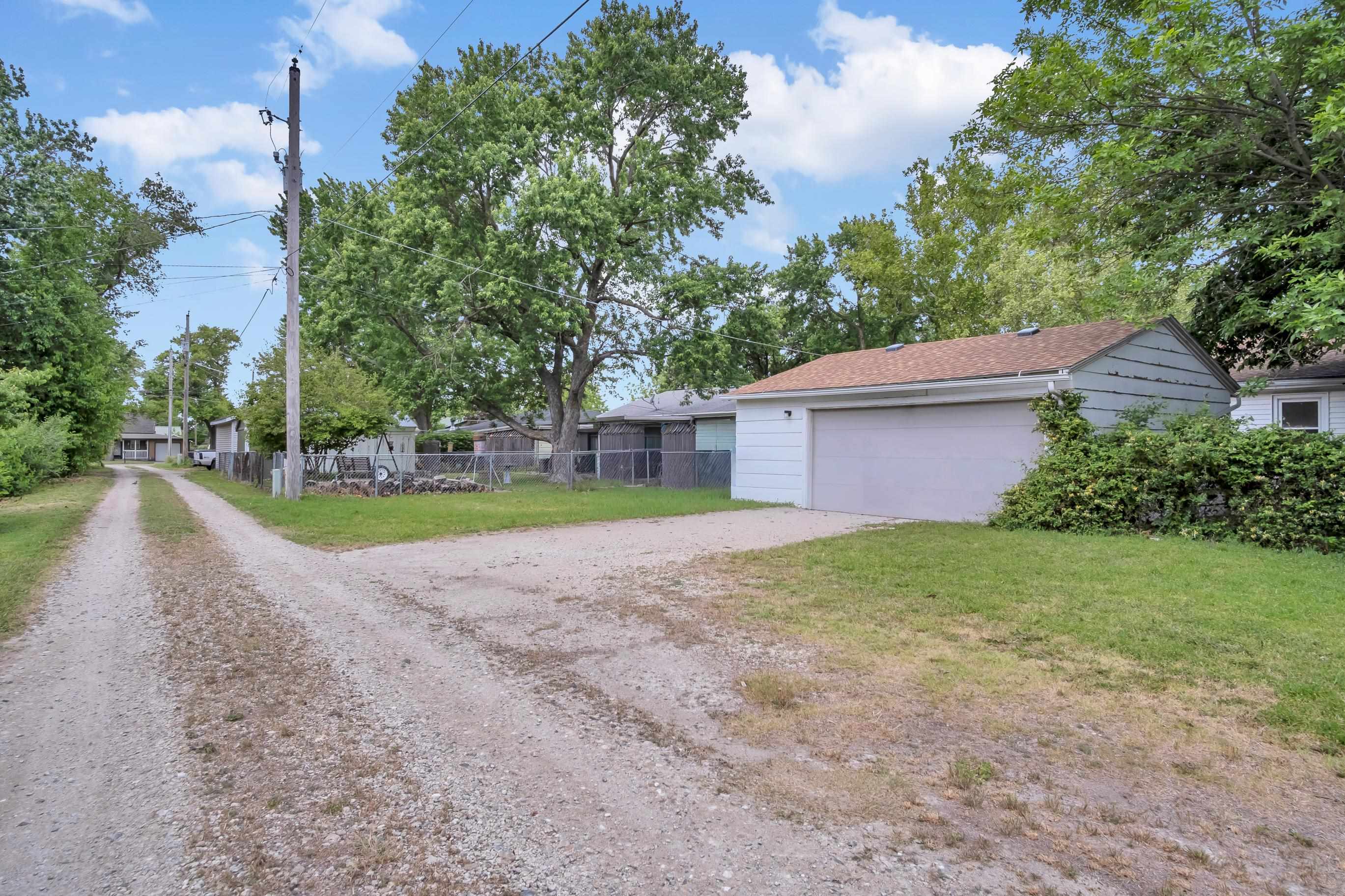 1613 E 10th Newton KS 67114