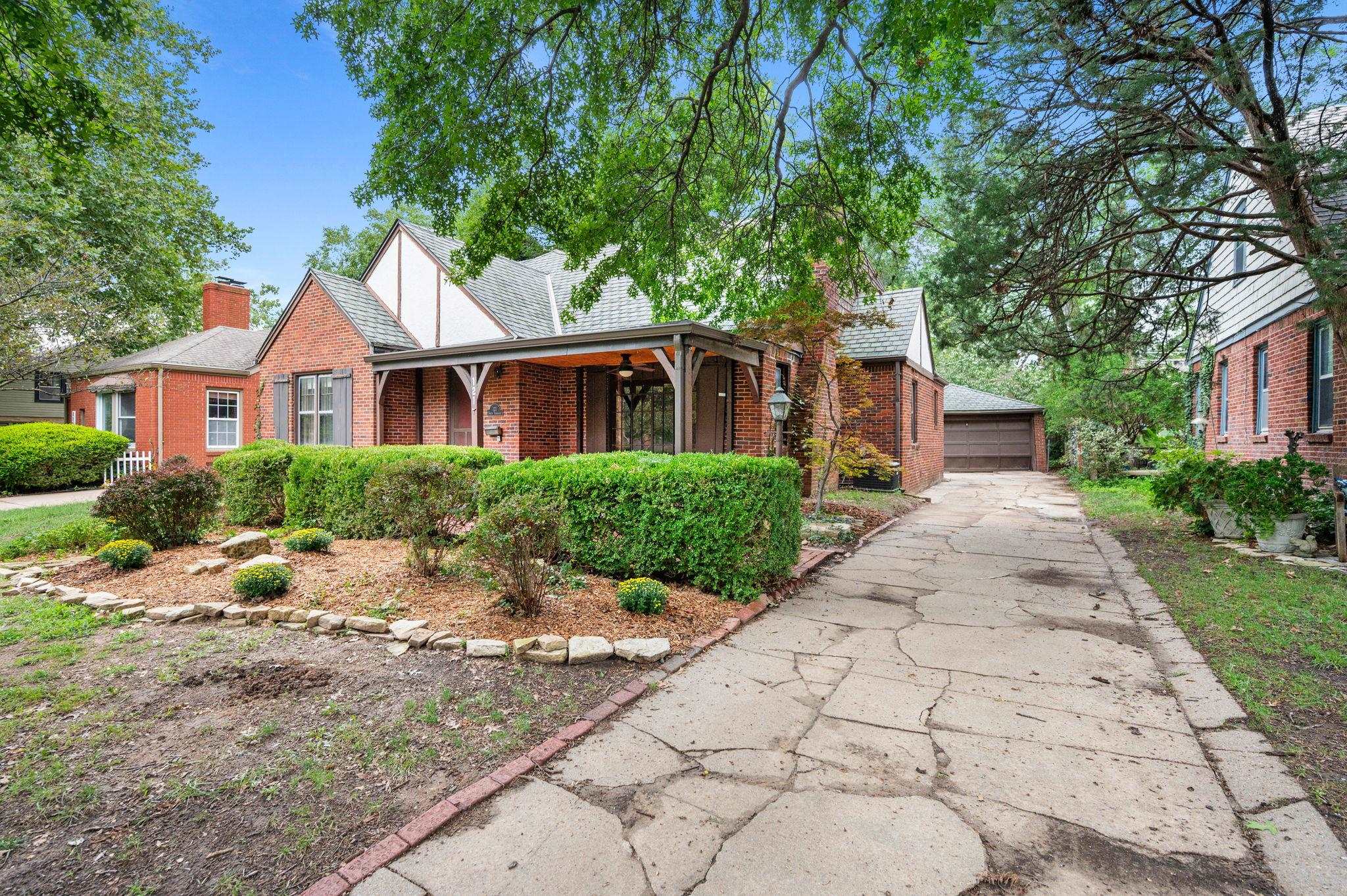 121 N Parkwood Lane Wichita KS 67208