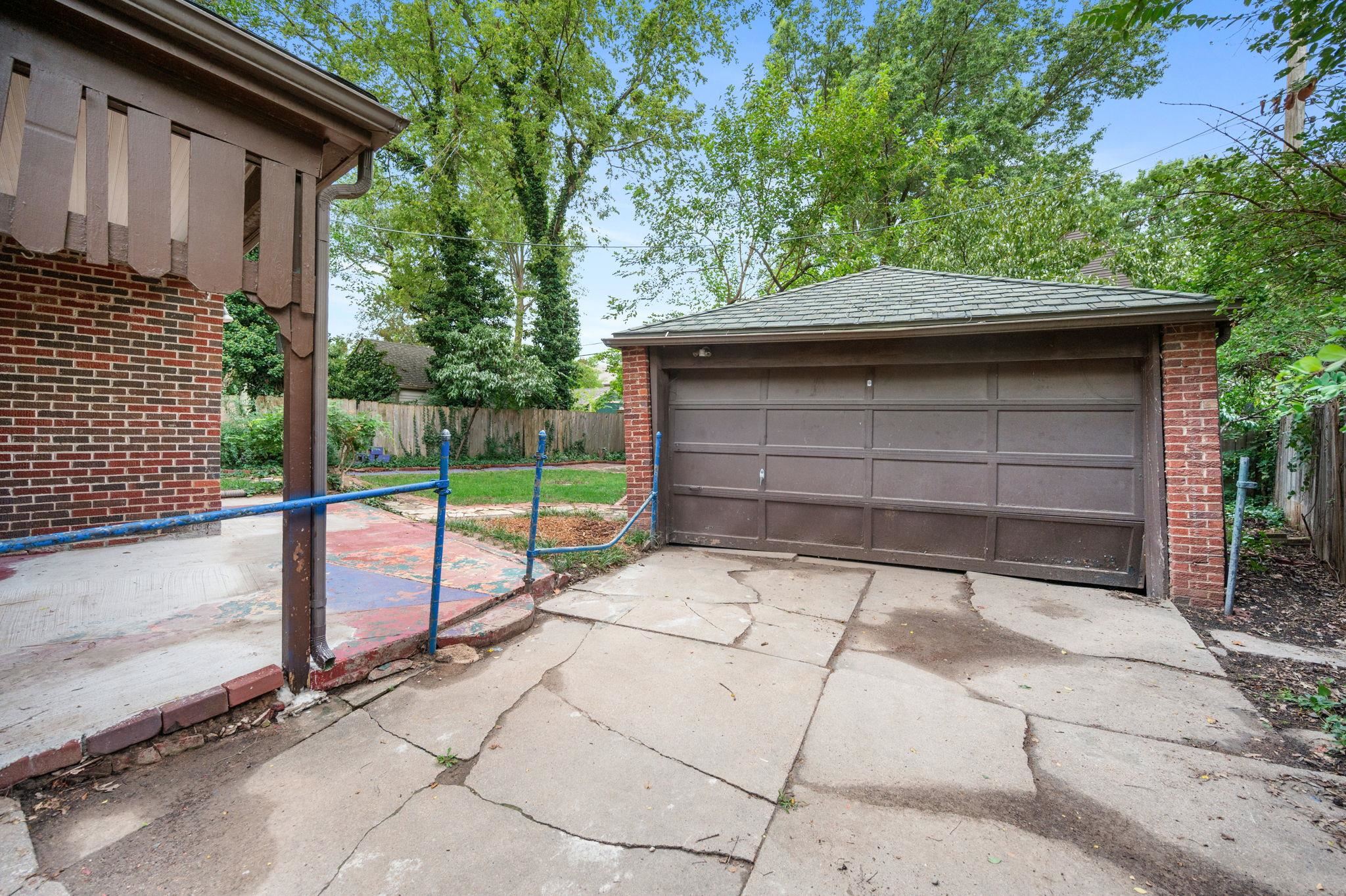 121 N Parkwood Lane Wichita KS 67208