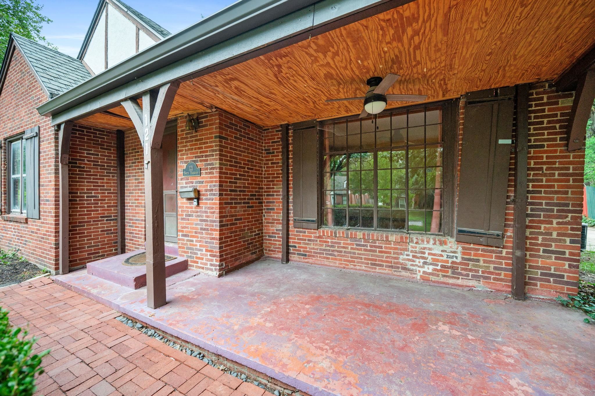 121 N Parkwood Lane Wichita KS 67208