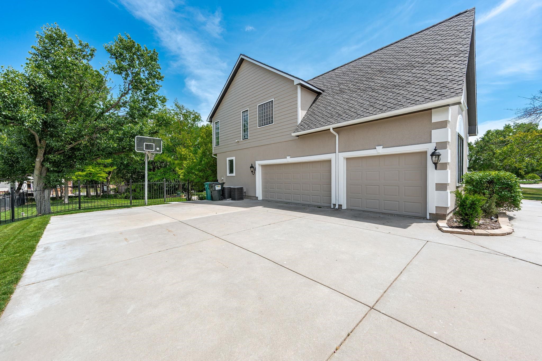 1025 N Woodridge Court Wichita KS 67206