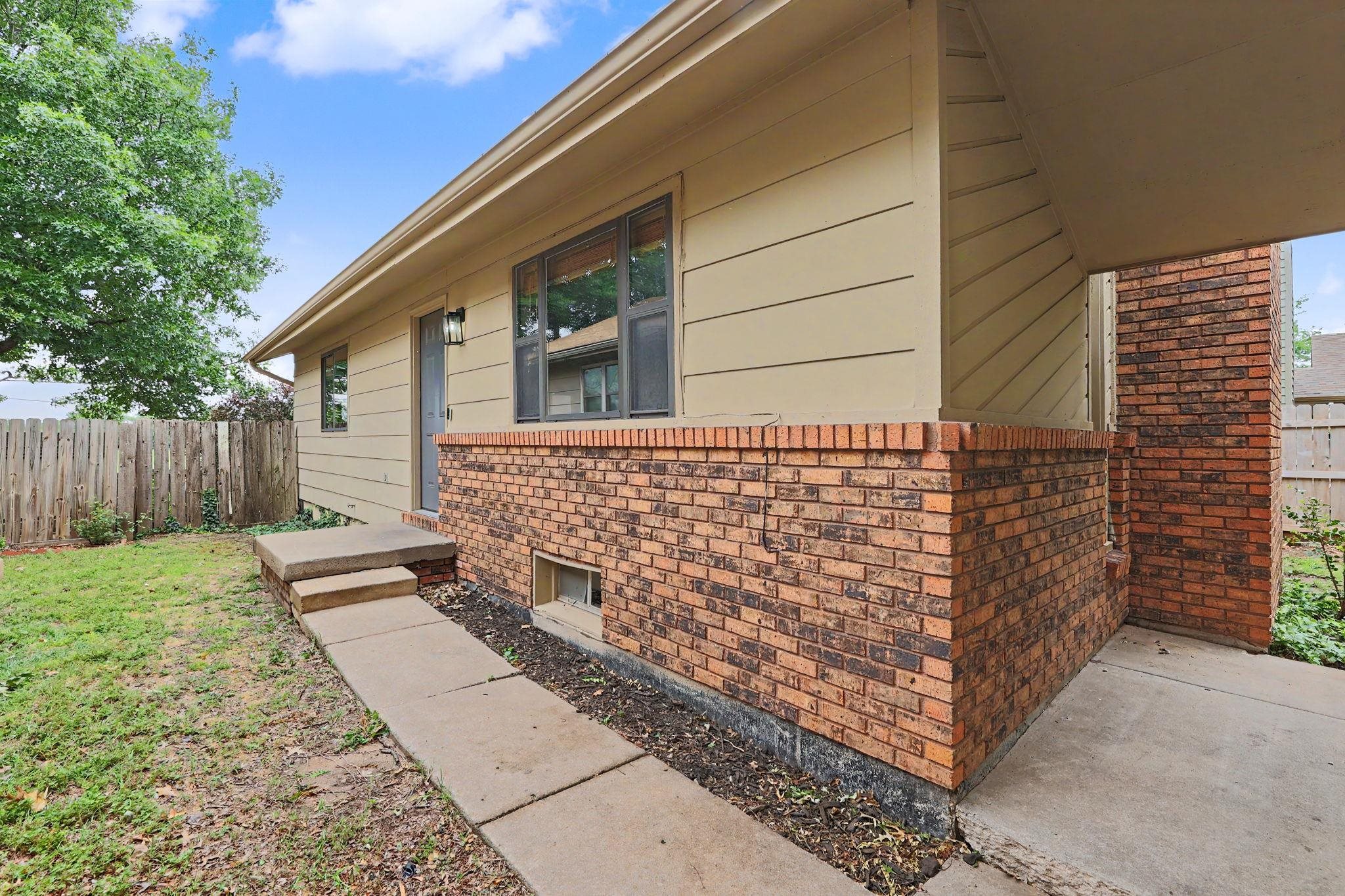 1614 N Brunswick Lane Wichita KS 67212
