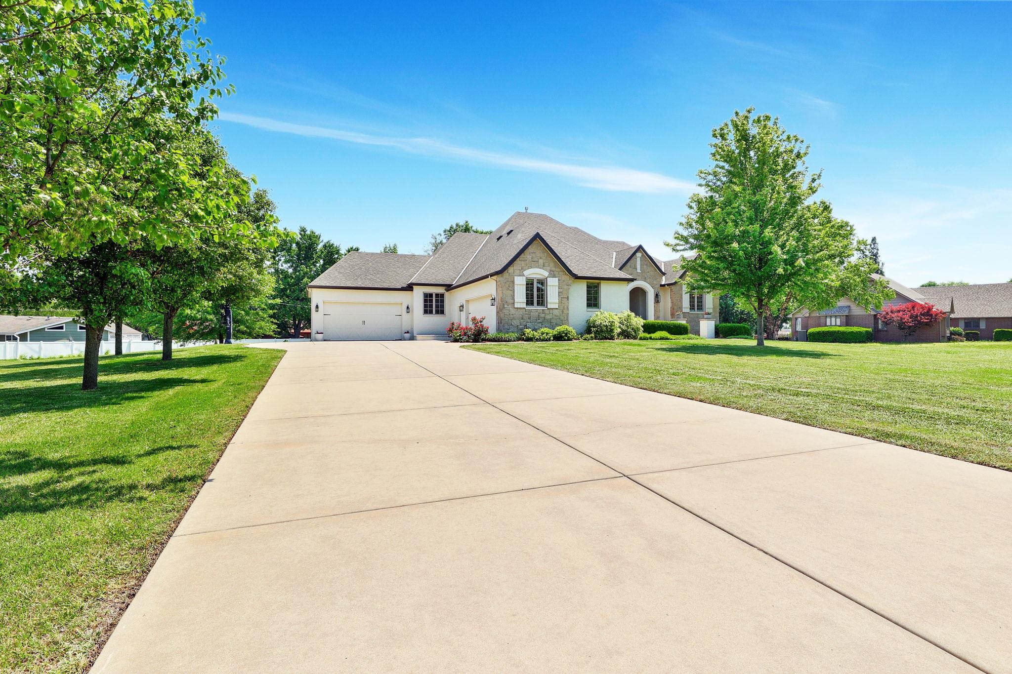 11 Crestway Wellington KS 67152