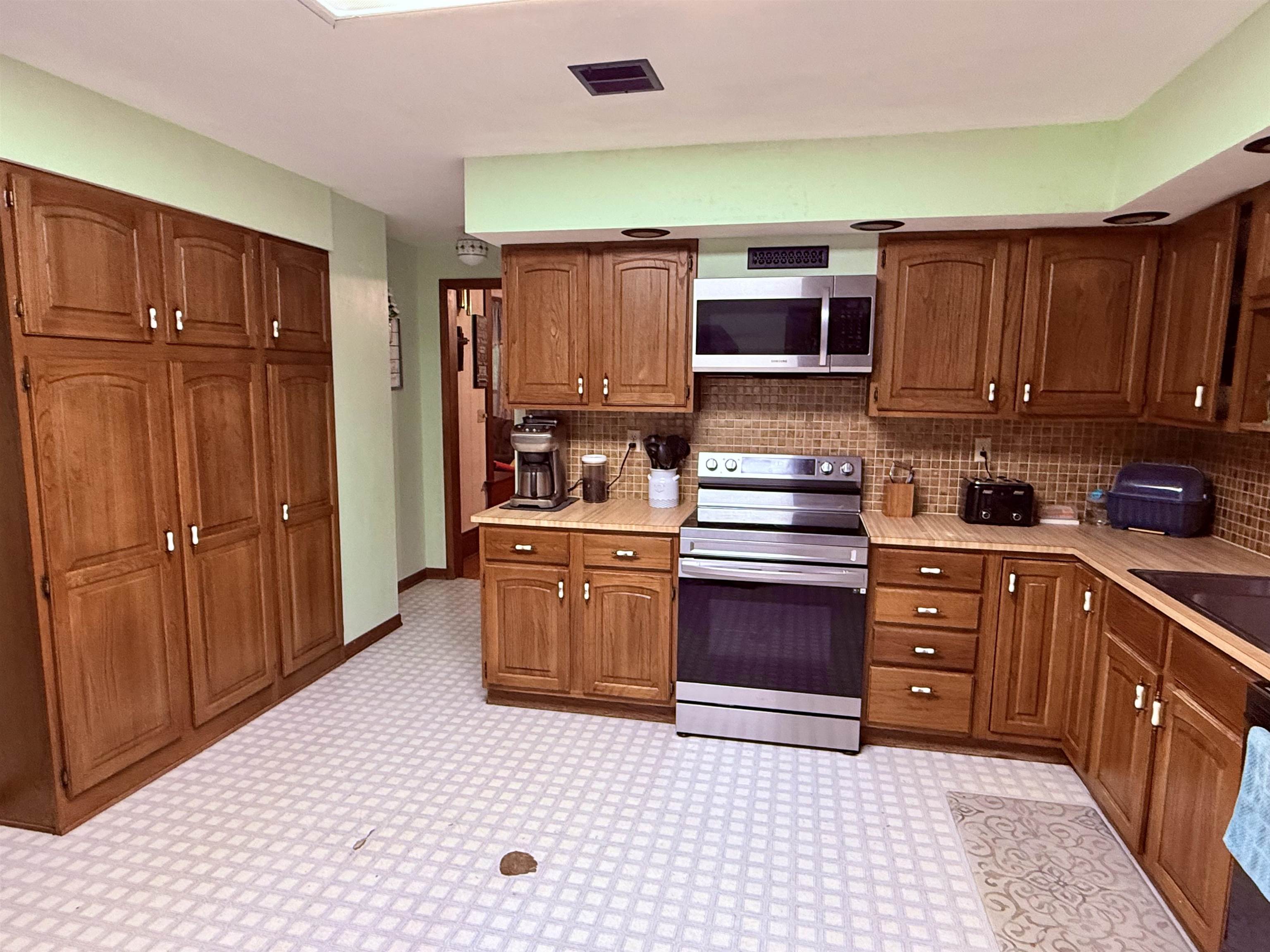 608 E 1st Newton KS 67114-3911