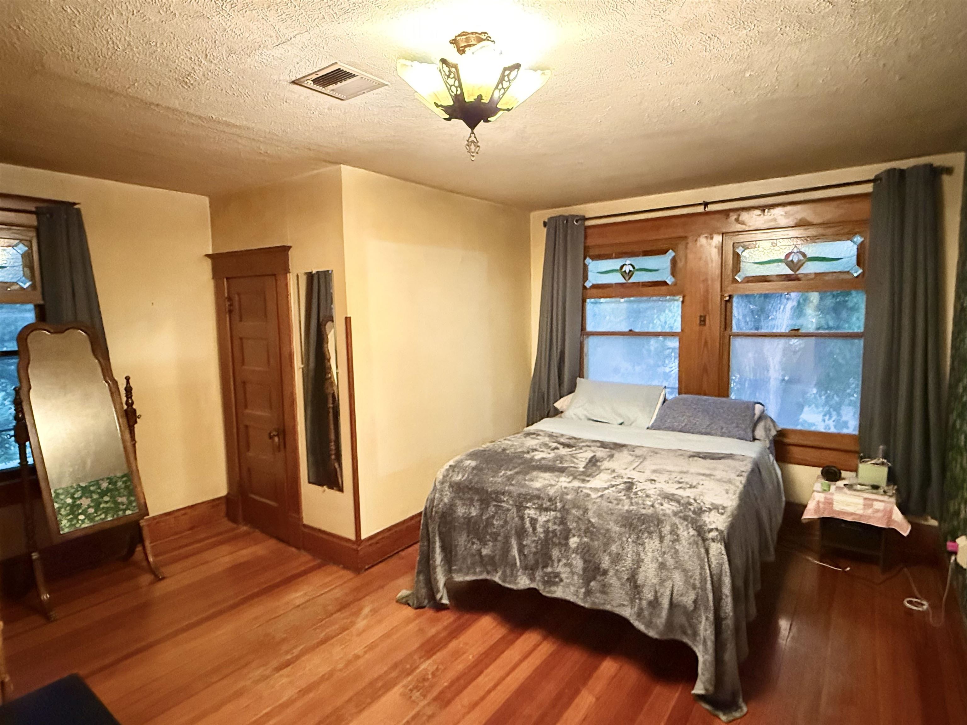 608 E 1st Newton KS 67114-3911