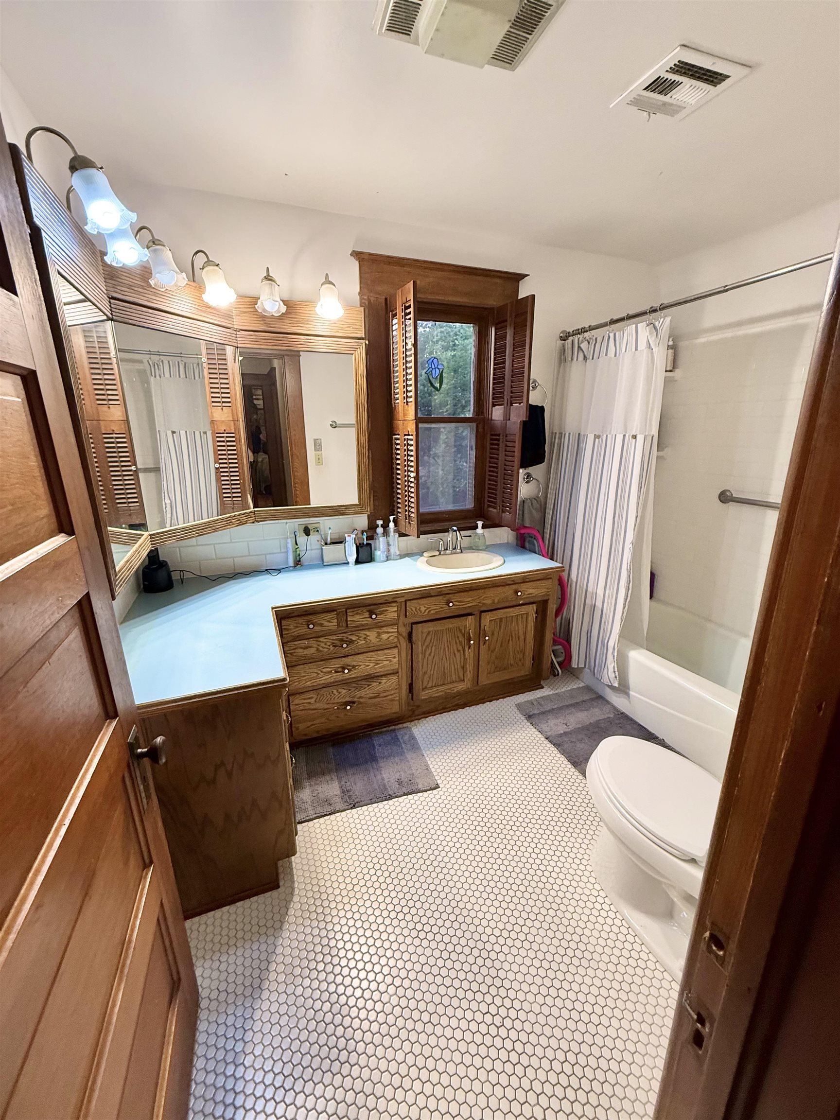 608 E 1st Newton KS 67114-3911